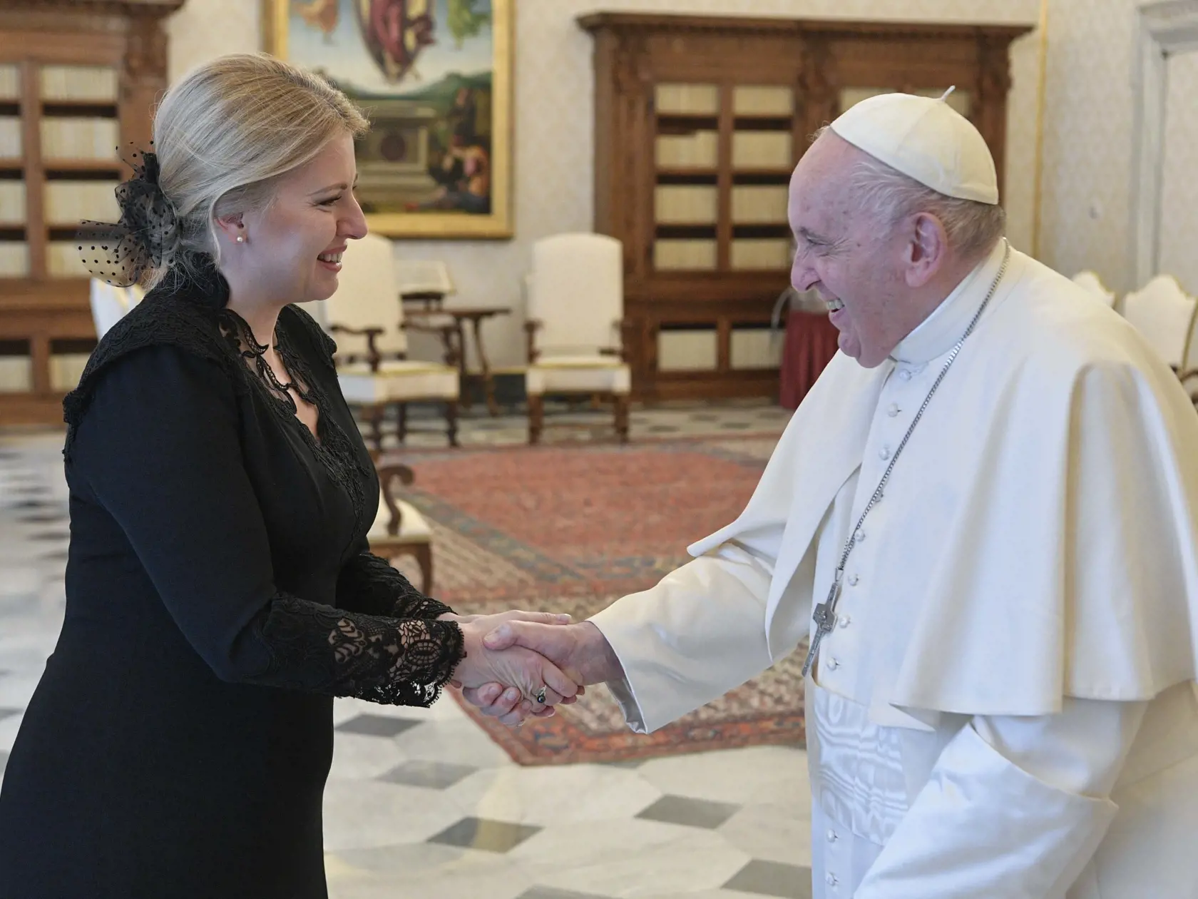 Prezidentka Zuzana Čaputová počas dnešnej osobnej audiencie s pápežom Františkom vo Vatikáne. Vatikán, 10. decembra 2022.