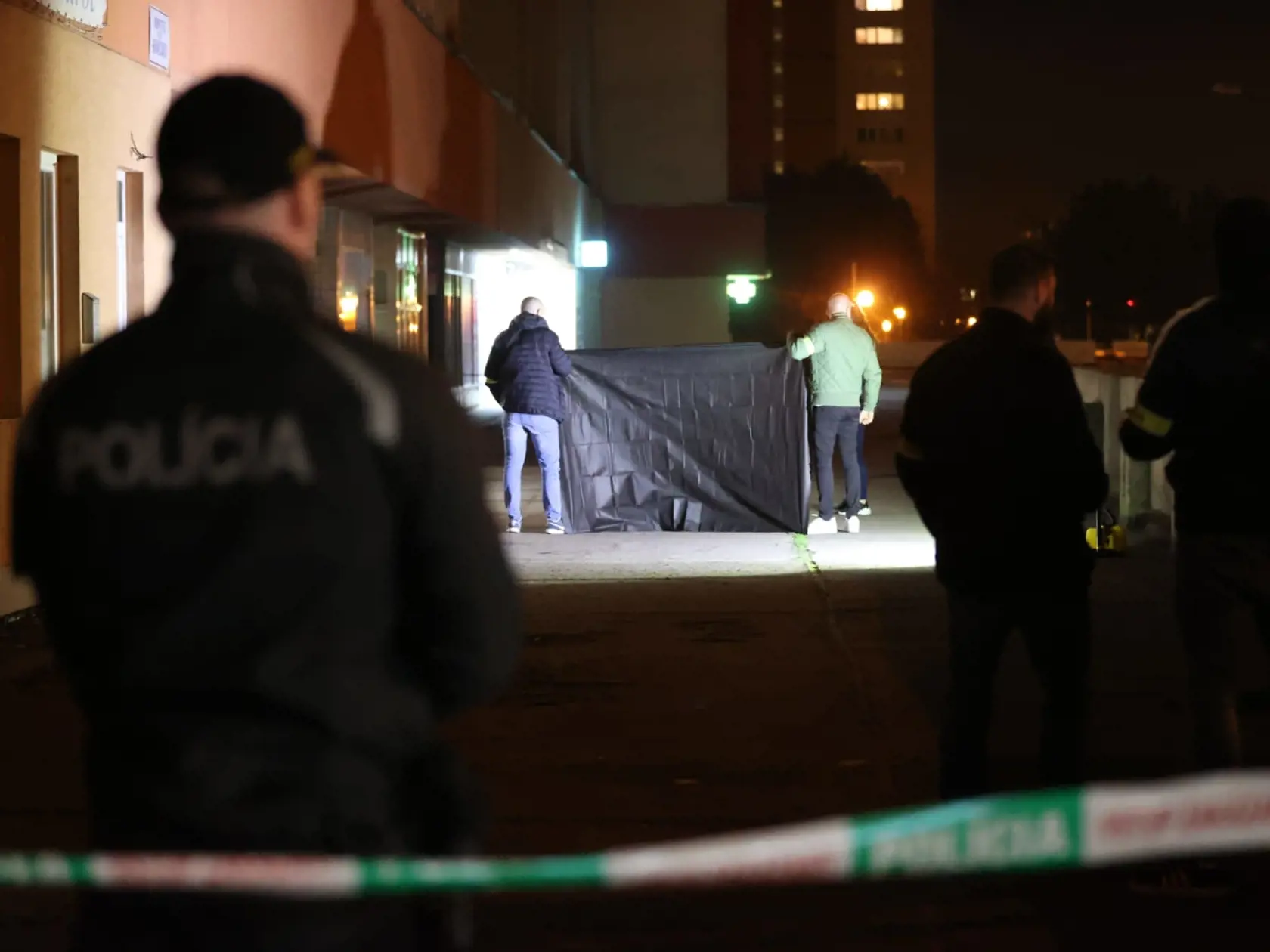 Policajné zložky momentálne vykonávajú potrebné prvotné opatrenia a bližšie informácie budú poskytnuté verejnosti, hneď ako to procesná situácia vo vyšetrovaní umožní.
