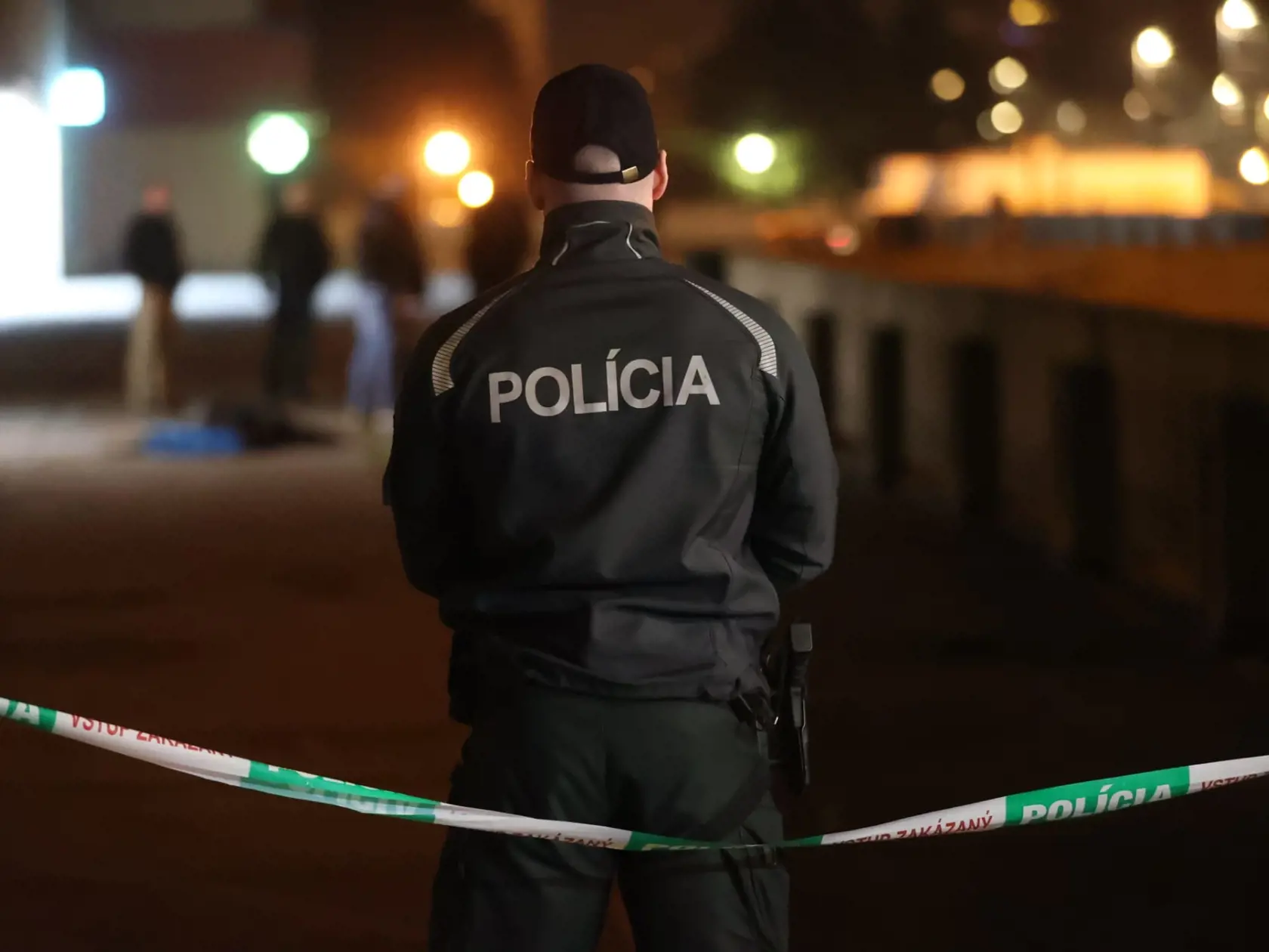 Policajné zložky momentálne vykonávajú potrebné prvotné opatrenia a bližšie informácie budú poskytnuté verejnosti, hneď ako to procesná situácia vo vyšetrovaní umožní.