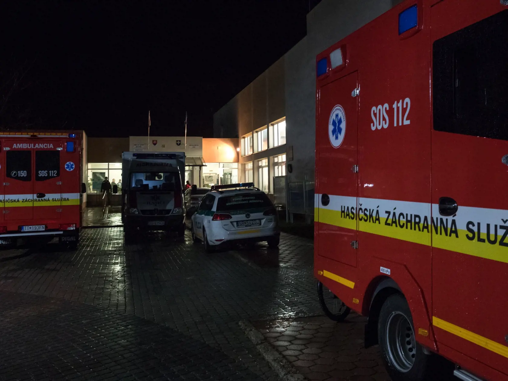 Tragická dobravná nehoda, ku ktorej prišlo na ceste medzi Nitrou a Zlatými Moravcami nedaľeko obce Malanta. Na mieste o život prišlo 12 ľudí a ďalších v kritickom stave odviezli do nitrianskej nemocnice. Na snímke je krízové centrum pre rodiny obetí, ktoré zriadili v kultúrnom stredisku neďalekej obce Jelenec.