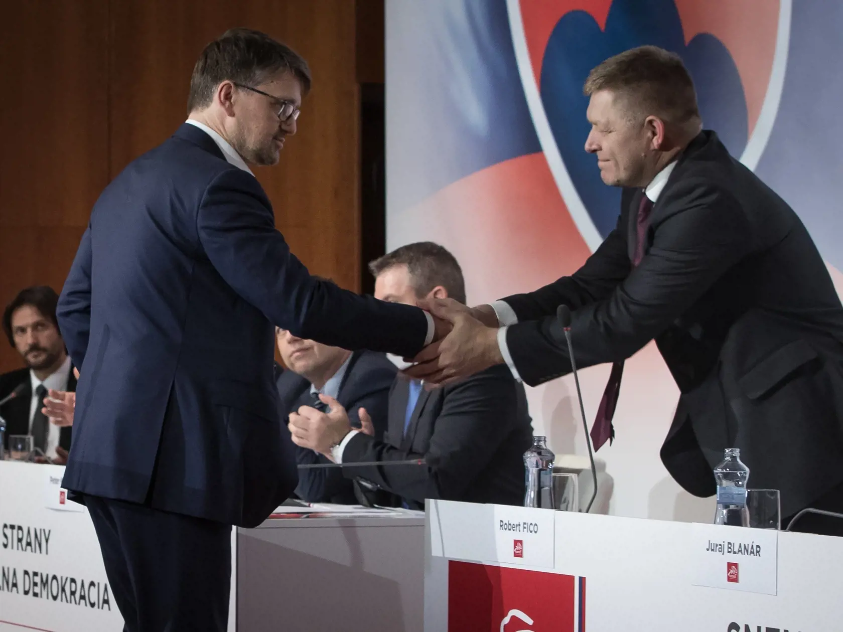 Snem politickej strany Smer SD v Martine. Na snímke zľava sa odchádzajúci podpredseda strany Marek Maďarič lúči s predsedom strany Robertom Ficom.