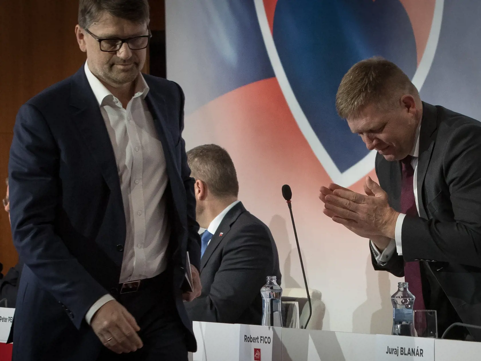 Snem politickej strany Smer SD v Martine. Na snímke zľava sa odchádzajúci podpredseda strany Marek Maďarič lúči s predsedom strany Robertom Ficom.