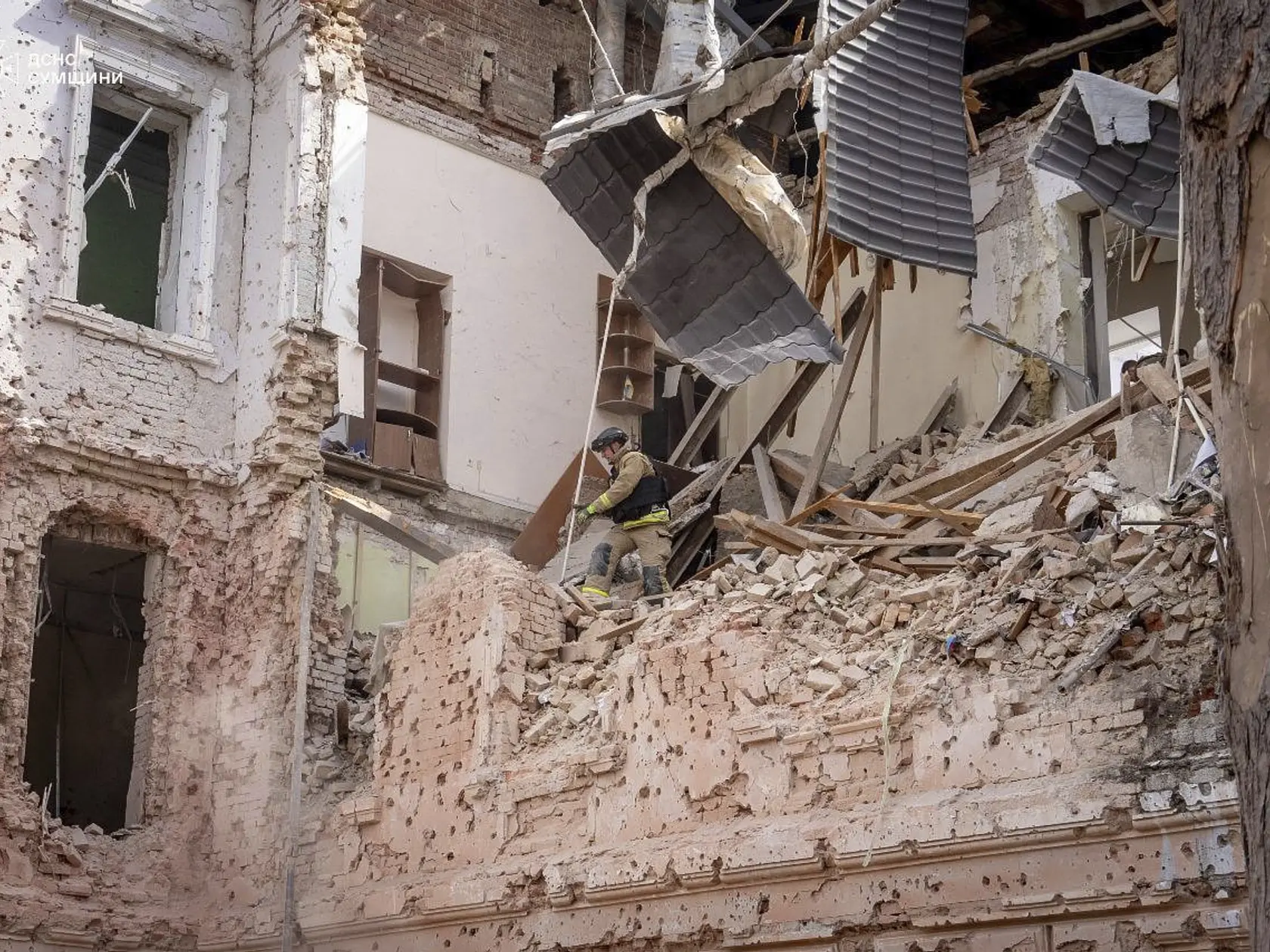 Pri nedeľňajšom ruskom raketovom útoku v meste Sumy zahynulo najmenej 32 ľudí a ďalších minimálne 84 osôb utrpelo zranenia. 