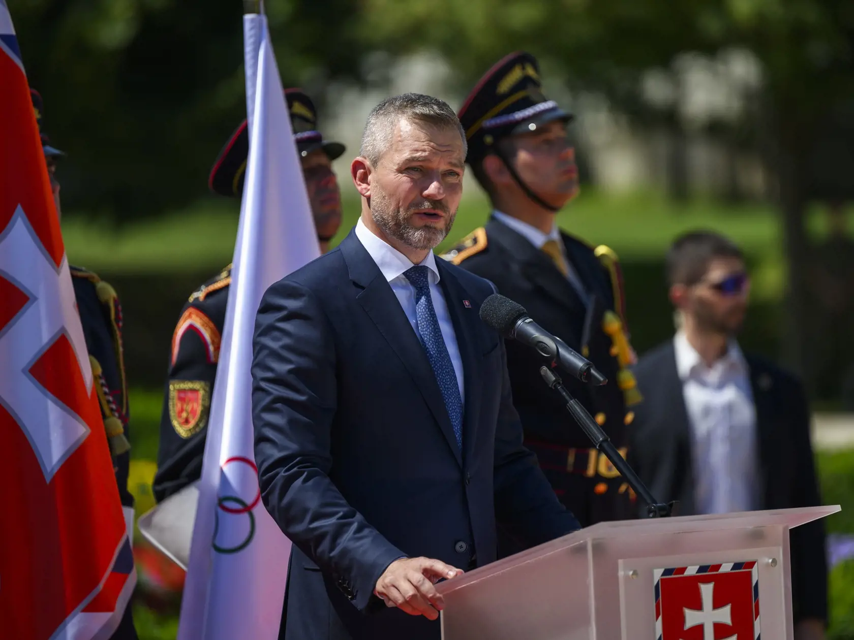 Na snímke prezident SR Peter Pellegrini  počas skladania sľubu slovenskej olympijskej a paralmypijskej výpravy na OH a POH 2024 v Paríži do rúk prezidenta SR v Bratislave 16. júla 2024. FOTO TASR - Jaroslav Novák