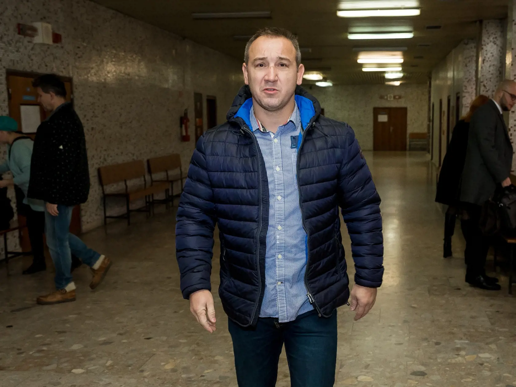 Okoličány v roku 2014 skončil vo väzbe za marenie dražby. Neskôr ho súd spod obžaloby oslobodil.