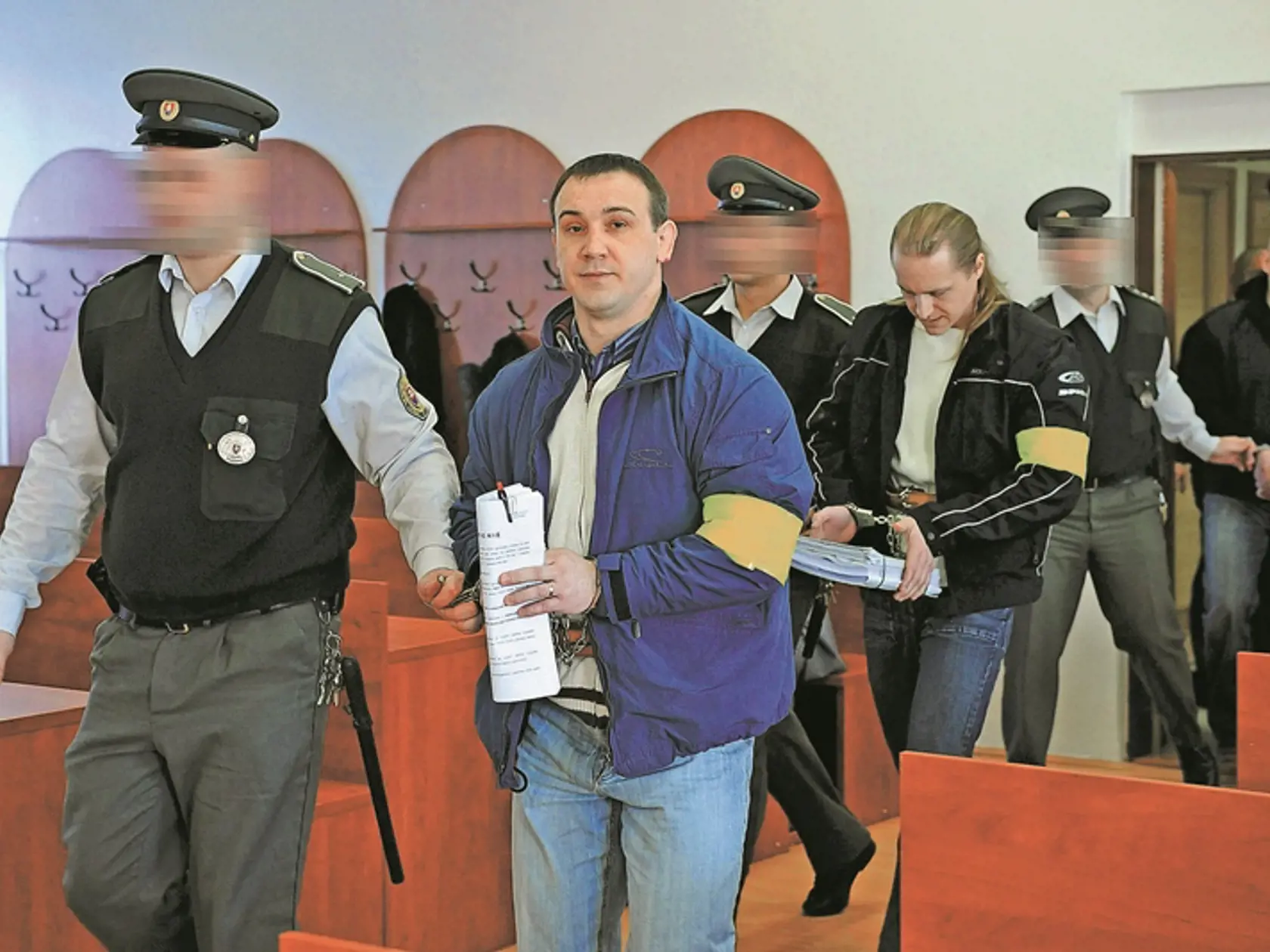 Najobávanejší členovia gangu: Zľava Róbert Okoličány, Róbert Nigut , ktorý dnes patrí medzi najhľadanejších zločincov Slovenska, a Jozef Leško si v roku 2009 vypočuli z úst sudcu doživotný verdikt. Nigut je po smrti, Okoličány na úteku.