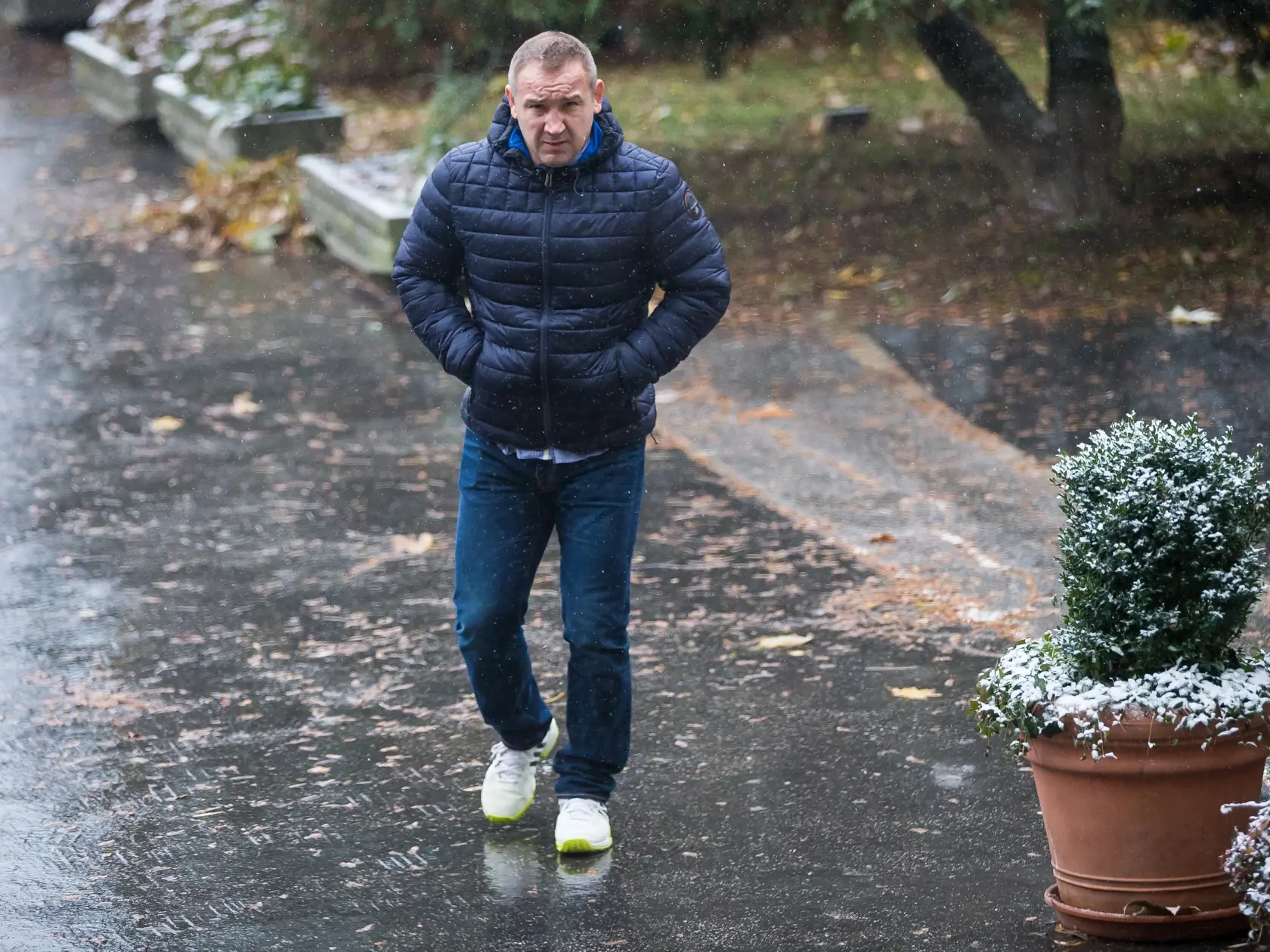 Bývalý boss východoslovenského podsvetia Róbert Okoličány prichádza na košický súd, aby si vypočul verdikt neviny v prípade marenia dražby z roku 2014.
