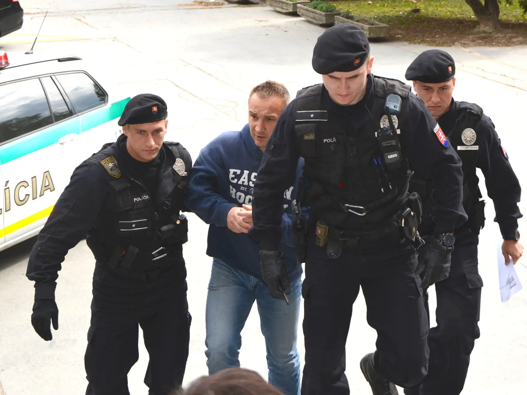 Robert Okoličány v roku 2014 skončil vo väzbe pre obvinenie z marenia dražby. Neskôr ho súd oslobodil.