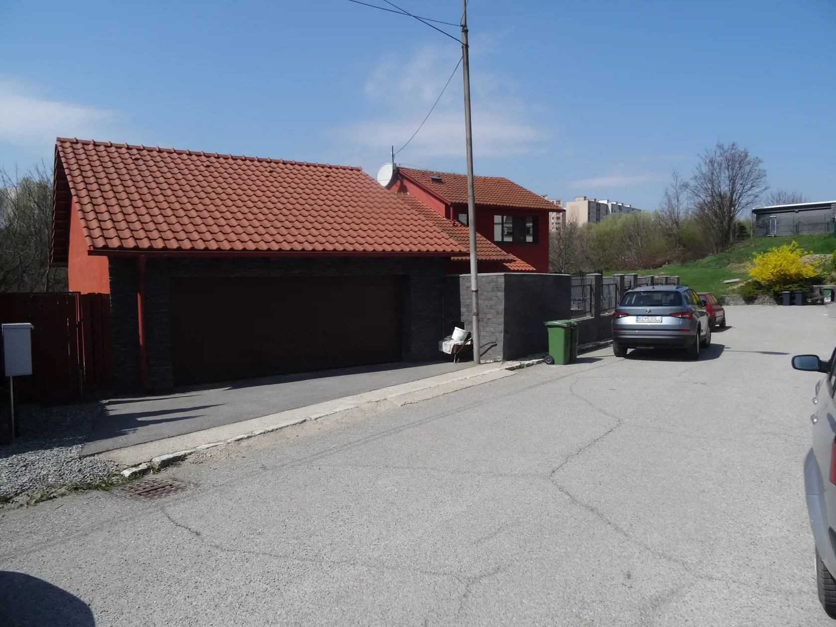 Dom, v ktorom pred útekom býval Okoličány, je v tichej ulici vo vilovej štvrti nad Popradskou ulicou v Košiciach. Ide o lukratívnu časť mesta, v okolí mali domy aj Rezešovci.
