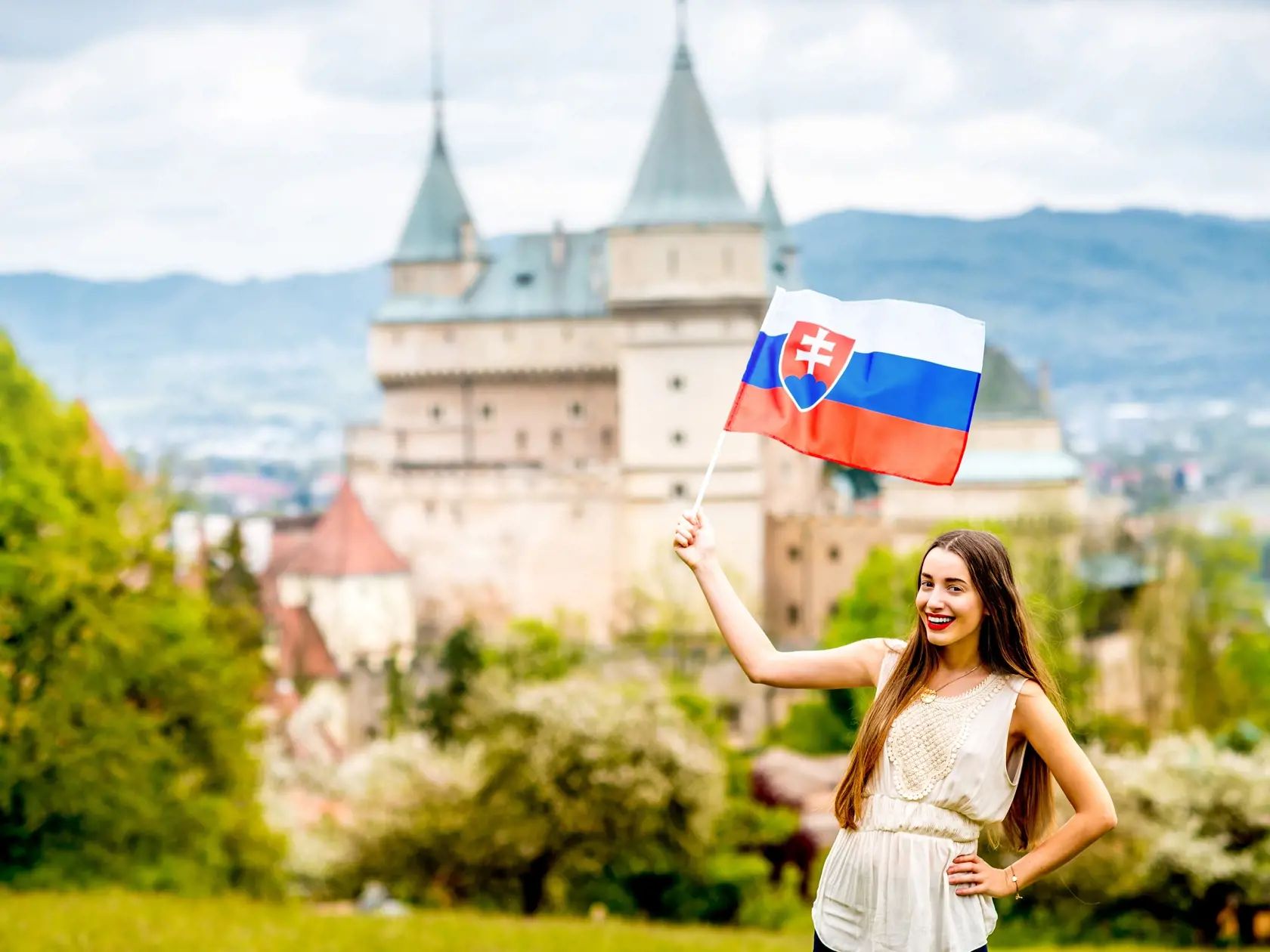 Slovensko - Bojnice - Bojnický zámok - turizmus - turistka - slovenská zástava - vlajka
