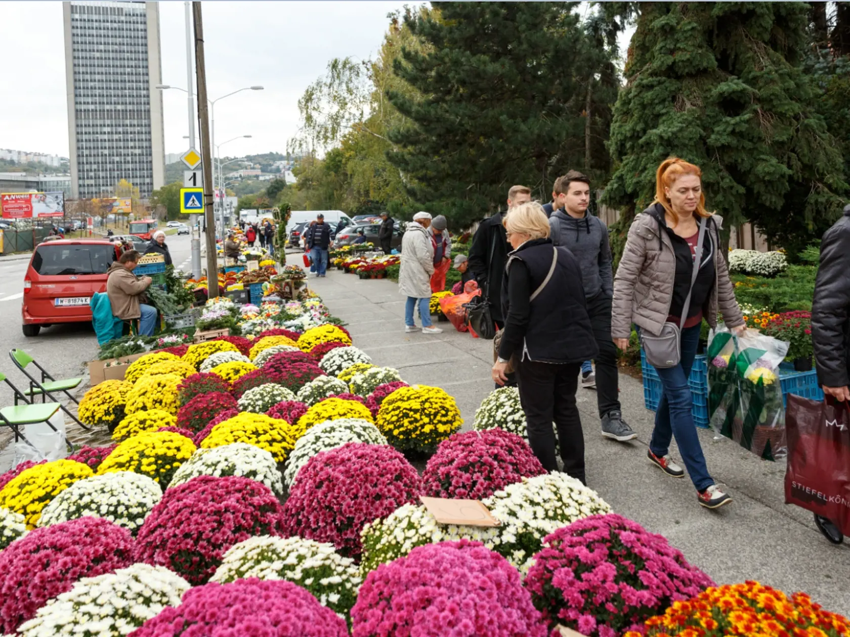 Ulice pred cintorínom lemujú predavači kvetov, vencov a kahancov.