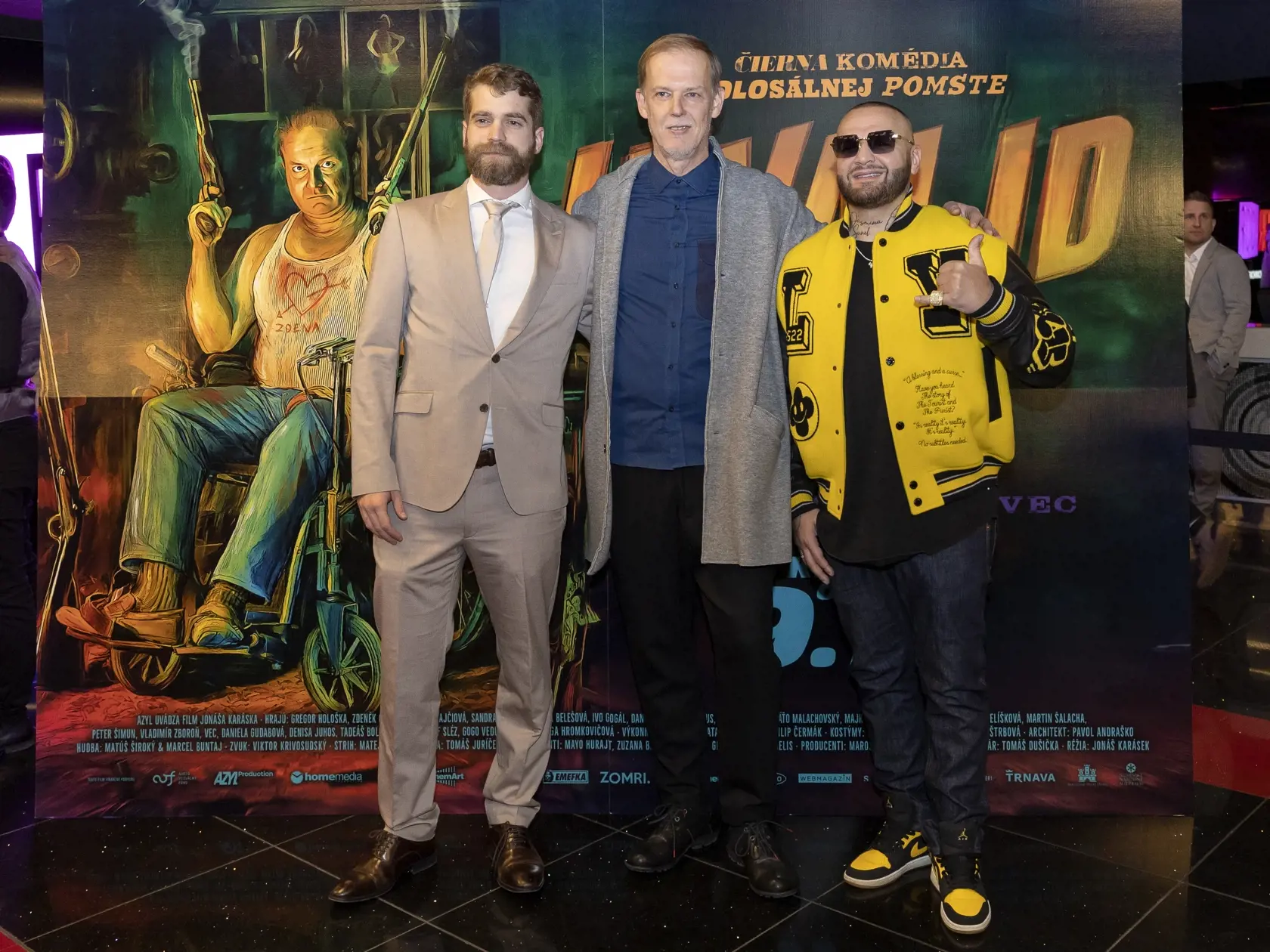Patrik Rytmus Vrbovský vpravo a vľavo scenárista filmu Tomáš Dušička, ktorý je brat rapera Majka Spirita.