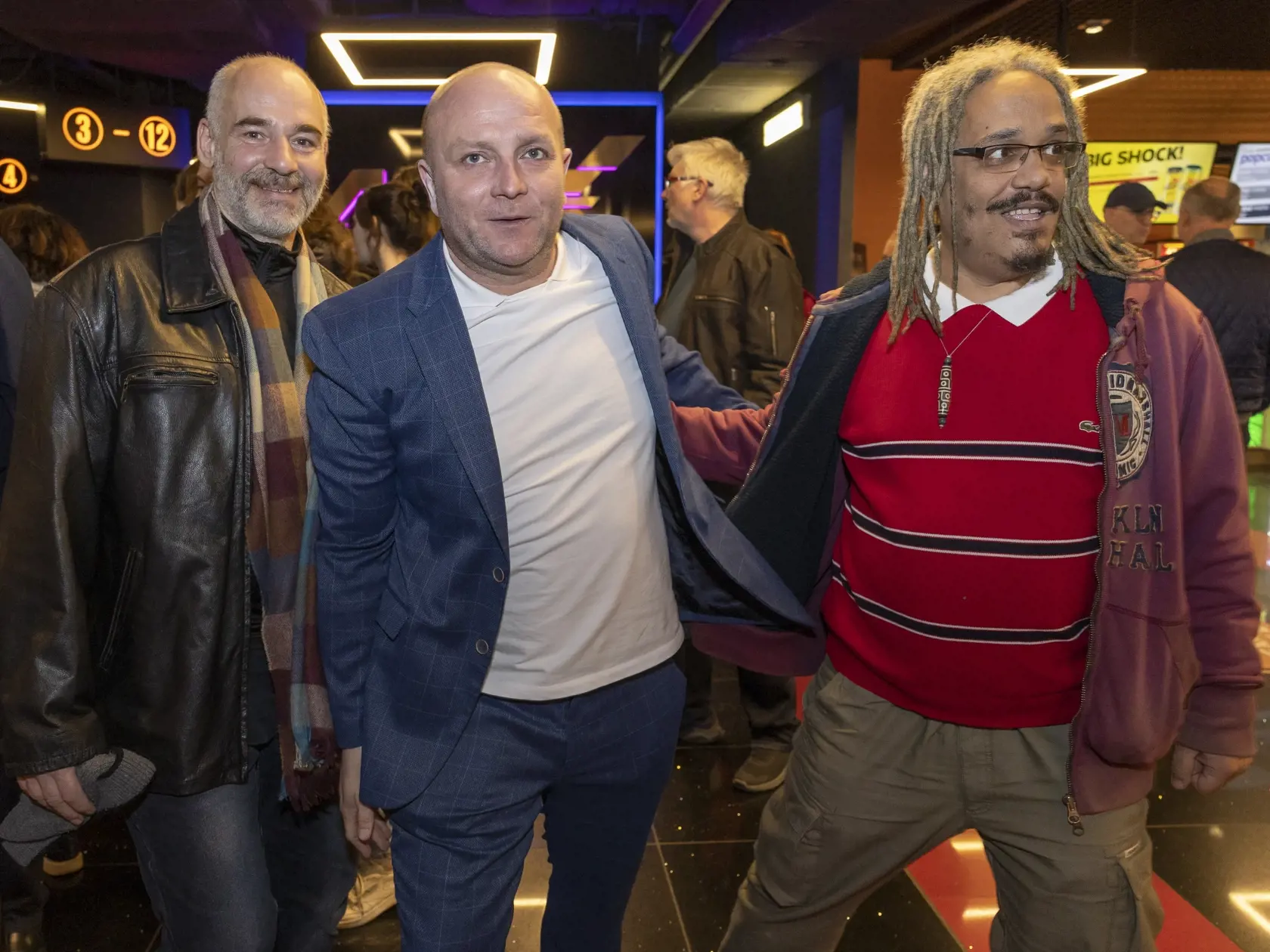 Premiéra filmu Invalid v kine obchodného centra Aupark v Bratislave. Na snímke v strede je Gregor Hološka.