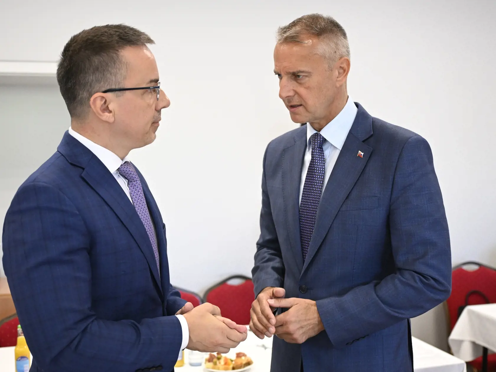 Na snímke zľava minister práce, sociálnych vecí a rodiny SR Erik Tomáš a minister investícií, regionálneho rozvoja a informatizácie SR Richard Raši (obaja Hlas-SD) diskutujú počas výjazdového rokovania vlády v Handlovej v okrese Prievidza v stredu 15. mája 2024. FOTO TASR - Radovan Stoklasa