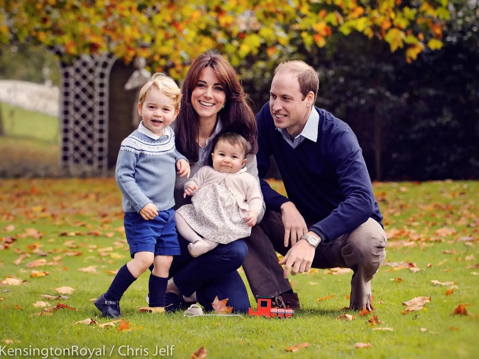 Princ William s manželkou Kate a oboma ratolesťami.