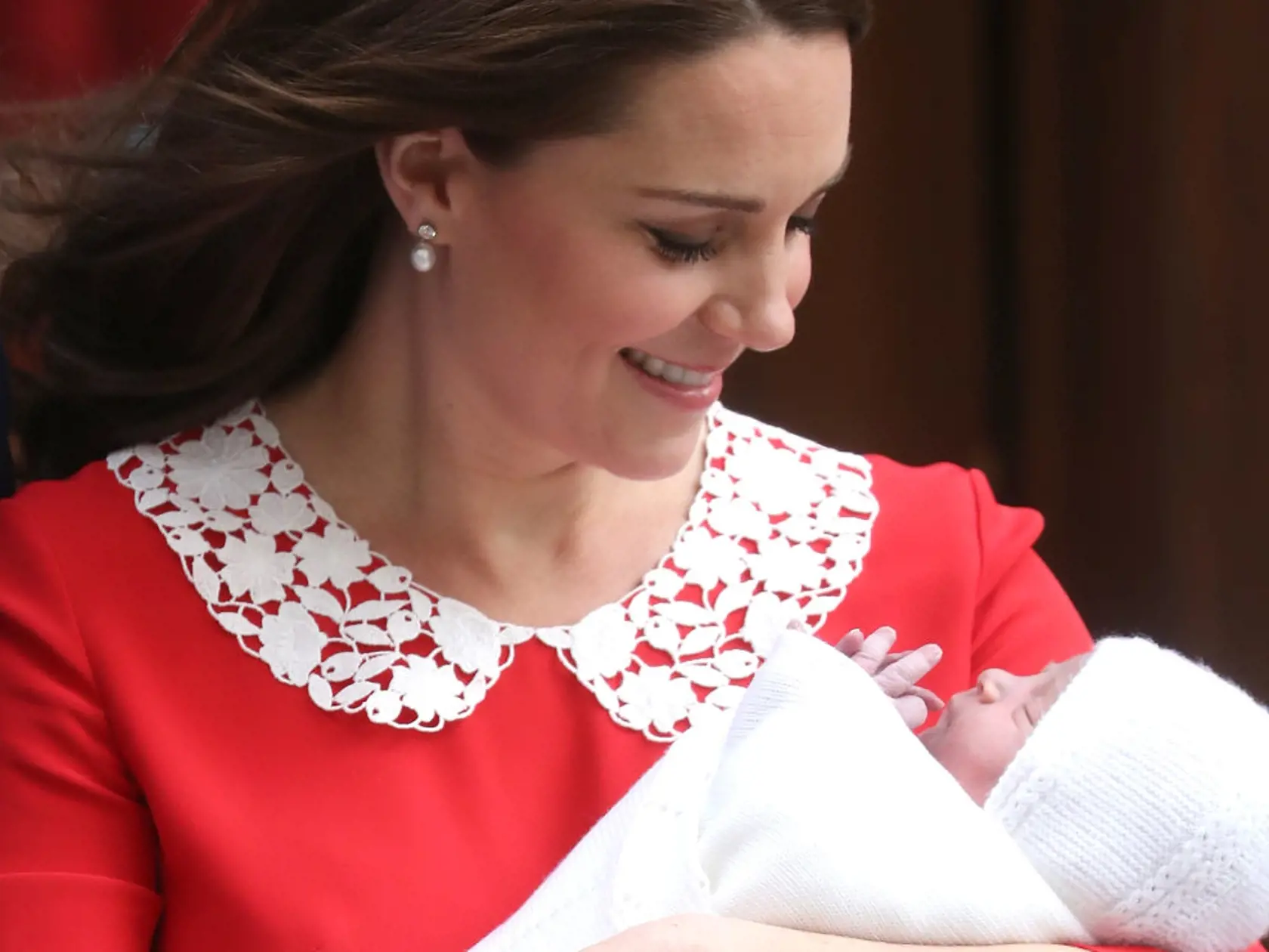 LONDON, ENGLAND - APRIL 23:  Catherine, Duchess of Cambridge departs the Lindo Wing with her newborn son at St Mary's Hospital on April 23, 2018 in London, England. The Duchess safely delivered a boy at 11:01 am, weighing 8lbs 7oz, who will be fifth in line to the throne.  (Photo by Chris Jackson/Getty Images)