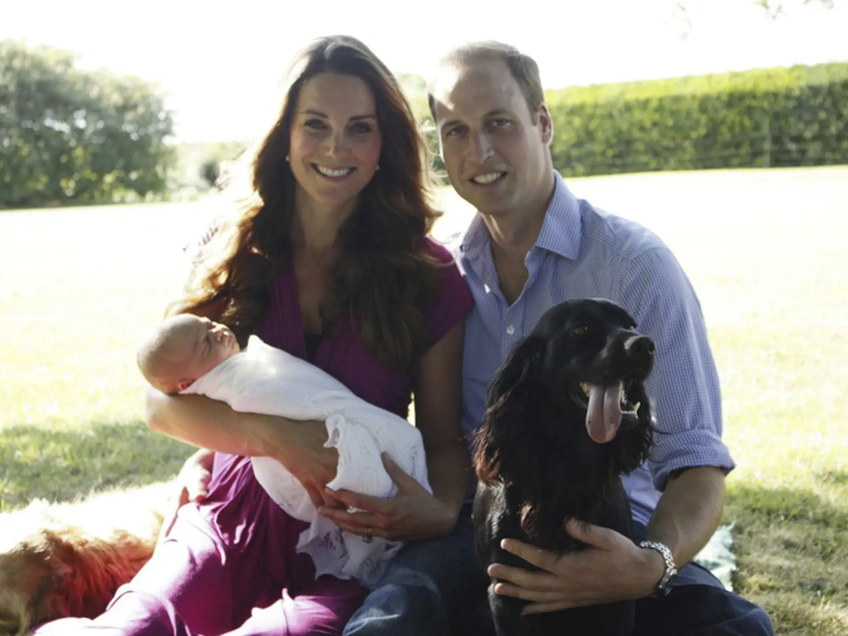 Kráľovská rodinka: Kate, princ William, princ George a pes.