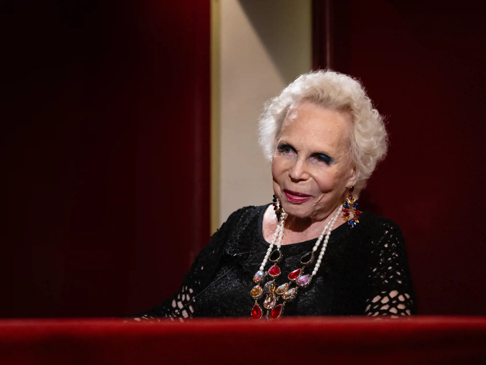 Yvonne Kálmán miluje napriek svojmu veku okázalosť a od okolia vyžaduje, aby sa k nej správalo ako k dáme.