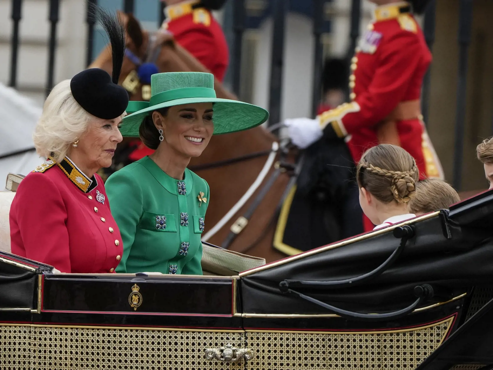 JB 9 Londýn - Zľava britská kráľovná manželka Kamila, Kate, vojvodkyňa z Walesu, princezná Charlotte, princ Louis a princ George odchádzajú v koči z Buckinghamského paláca na vojenskú prehliadku Trooping the Colour v Londýne 17. júna 2023. Na počesť narodenín britského kráľa Karola III. sa v centre Londýna uskutoční vojenská prehliadka Trooping the Colour. Koná sa tradične v júni; narodeniny má Karol III. až 14. novembra. FOTO TASR/AP
 
From left: Camilla, the Queen Consort, Kate, Princess of Wa