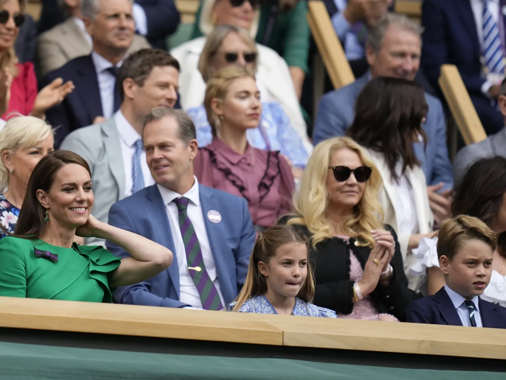 JB 43 Londýn - Zľava Kate, princezná z Walesu, princezná Charlotte a princ George sedia v Kráľovskej lóži na centrálnom kurte počas zápasu medzi srbským tenistom Novakom Djokovičom a Španielom Carlosom Alcarazom vo finále mužskej dvojhry na grandslamovom tenisovom turnaji Wimbledon v Londýne 16. júla 2023. FOTO TASR/AP

Kate, Princess of Wales, Princess Charlotte and Prince George sit in the Royal Box on Centre Court for the final of the men's singles between Spain's Carlos Alcaraz and Serbia's 