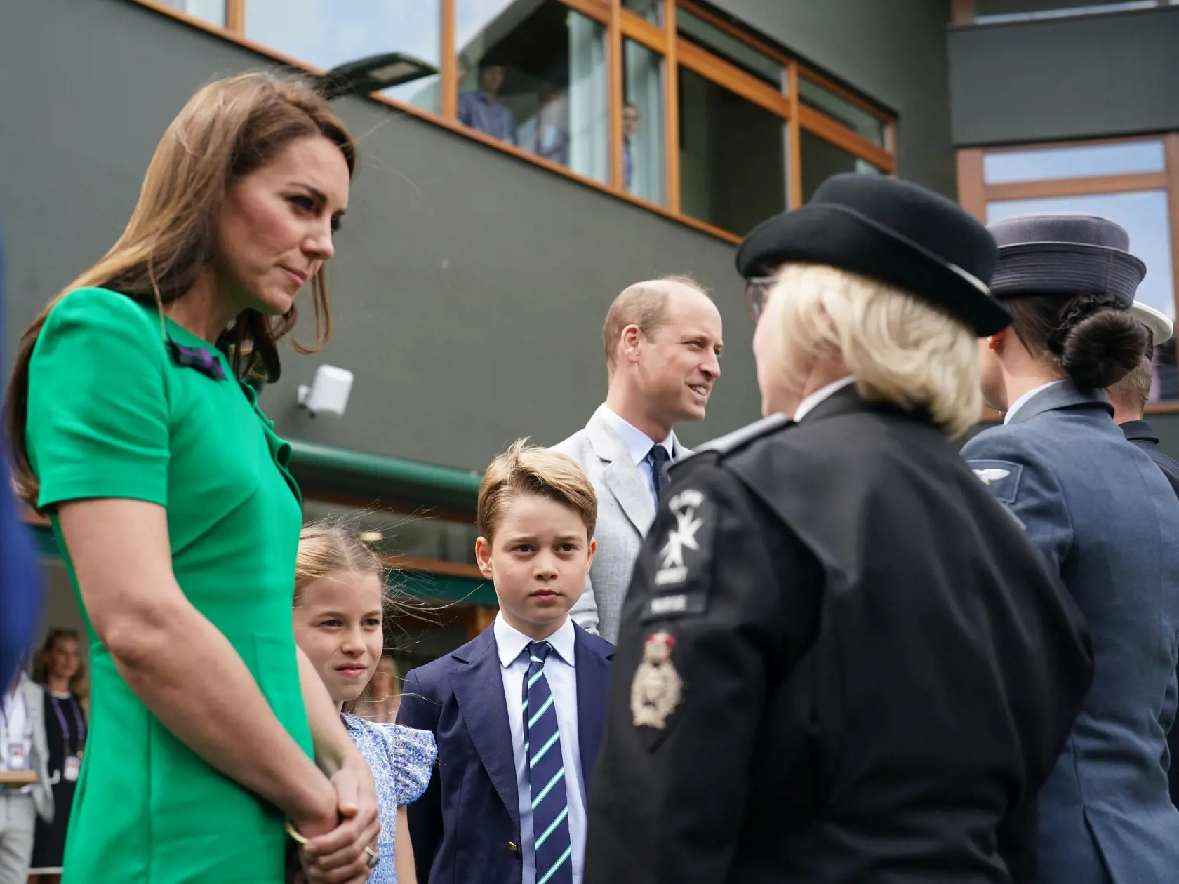 Za dverami prestížneho tenisového klubu, kam Kate Middleton vodí na hodiny tenisu aj svojho syna, princa Georgea, malo opakovane dochádzať k nevhodnému správaniu jeho členov.