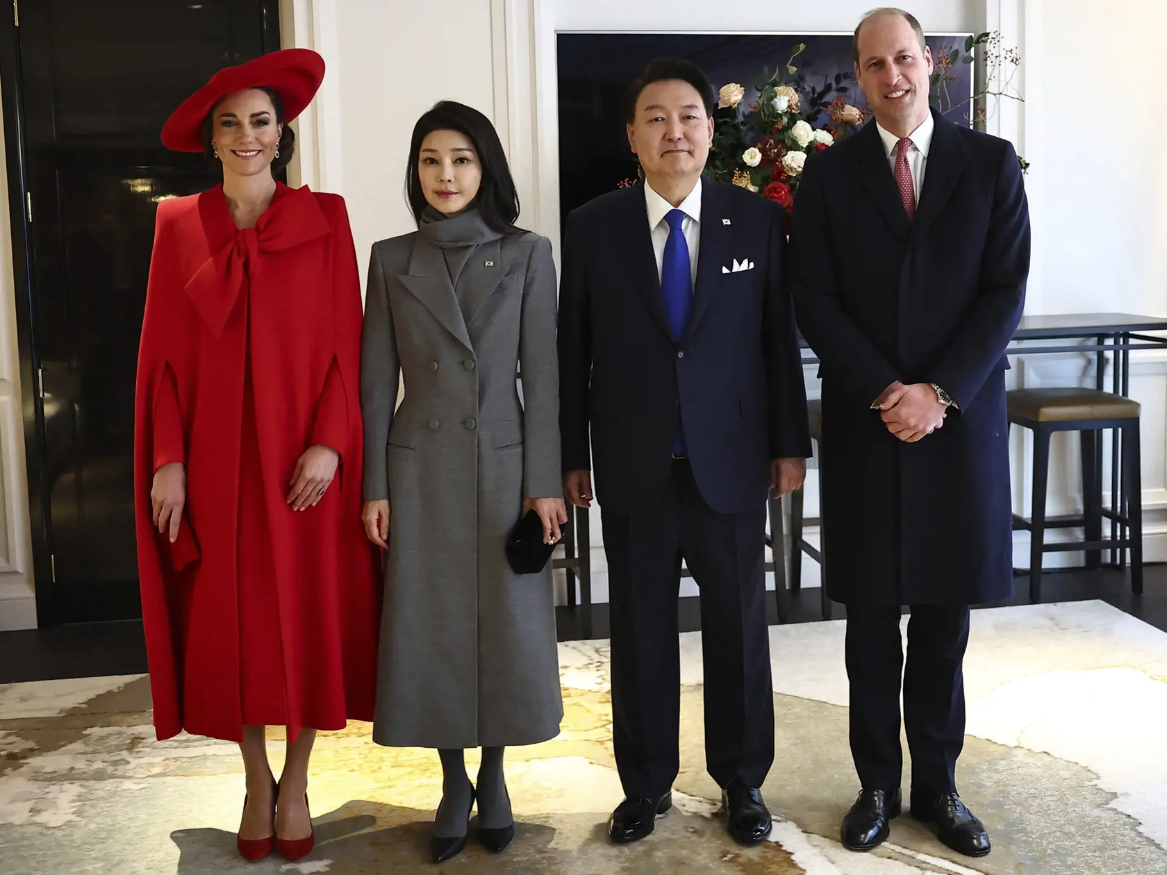 EBE 32 Londýn - Na snímke sprava britský princ William, juhokórejský prezident Jun Sok-jol, jeho manželka Kim Keon-hee a britská princezná z Walesu Kate Middleton pózujú fotografom počas privítania v Londýne 21. novembra 2023. FOTO TASR/AP

From left, Britain's Kate, Princess of Wales, Kim Keon Hee, wife of South Korea's President Yoon Suk Yeol, South Korean President Yoon Suk Yeol, and Britain's Prince William, pose for a family photo at a hotel on the occasion of Yeol's three-day state visit t