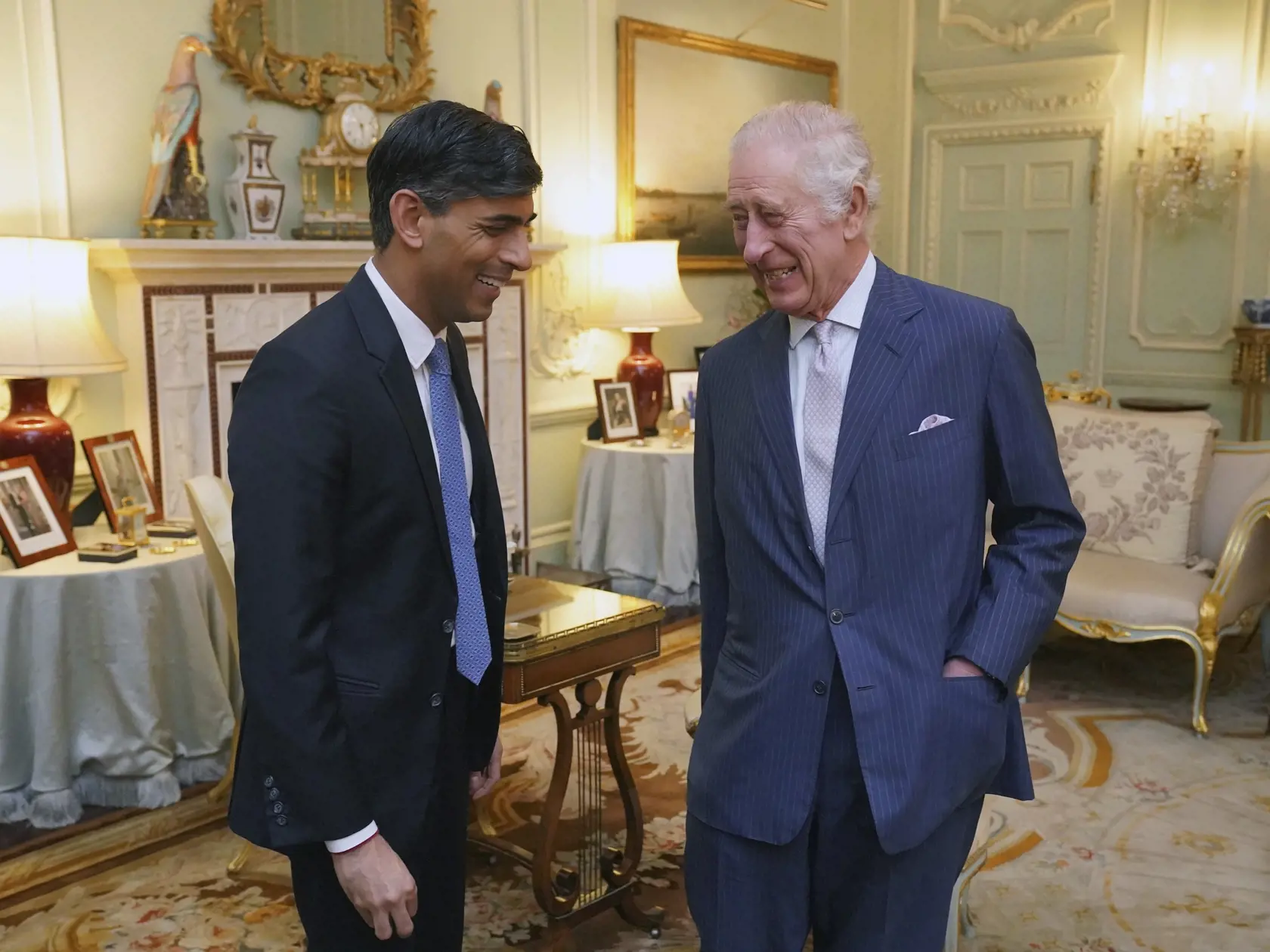 WA 3 Windsor - Britský kráľ Karol III. (vpravo) a britský premiér Rishi Sunak sa usmievajú počas stretnutia v Buckinghamskom paláci v Londone v stredu 21. februára 2024. Britský kráľ Karol III. sa v stredu prvýkrát od oznámenia, že mu diagnostikovali rakovinu, osobne stretol v Buckinghamskom paláci s britským premiérom Rishim Sunakom. Sprostredkoval mu želanie skorého uzdravenia od parlamentu a ubezpečil ho, že celá krajina ho podporuje.  Buckinghamský palác 5. februára oznámil, že Karolovi III.