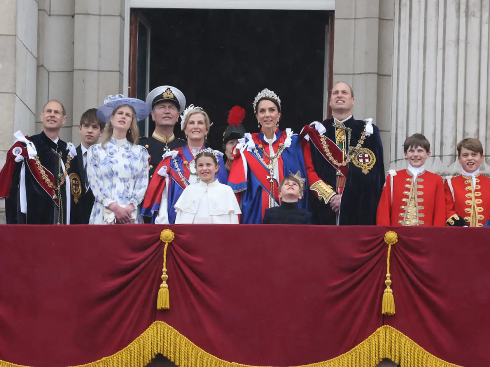 Princ Louis predviedol počas korunovácie plejádu grimás.
