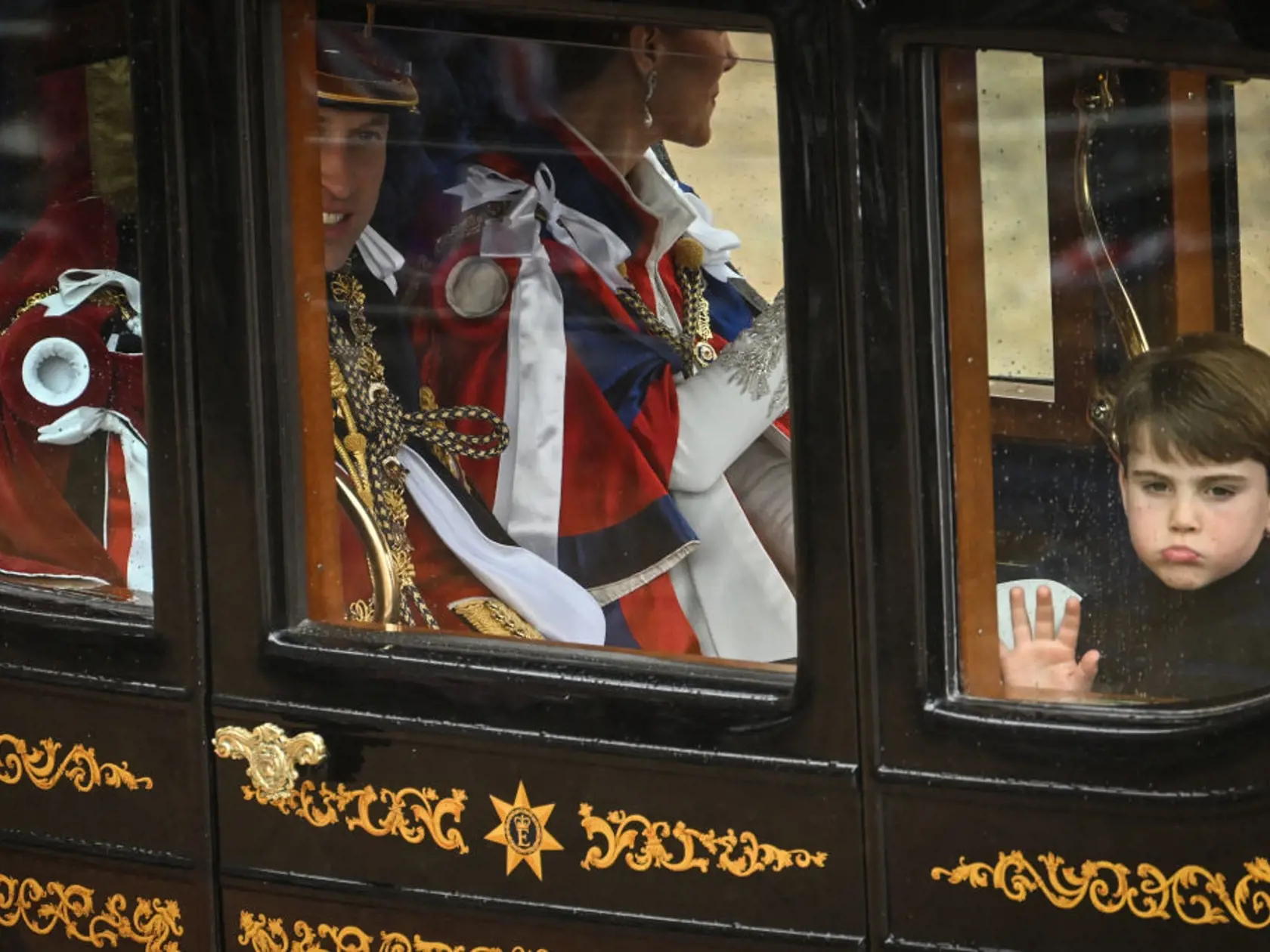 Princ Louis predviedol počas korunovácie plejádu grimás.