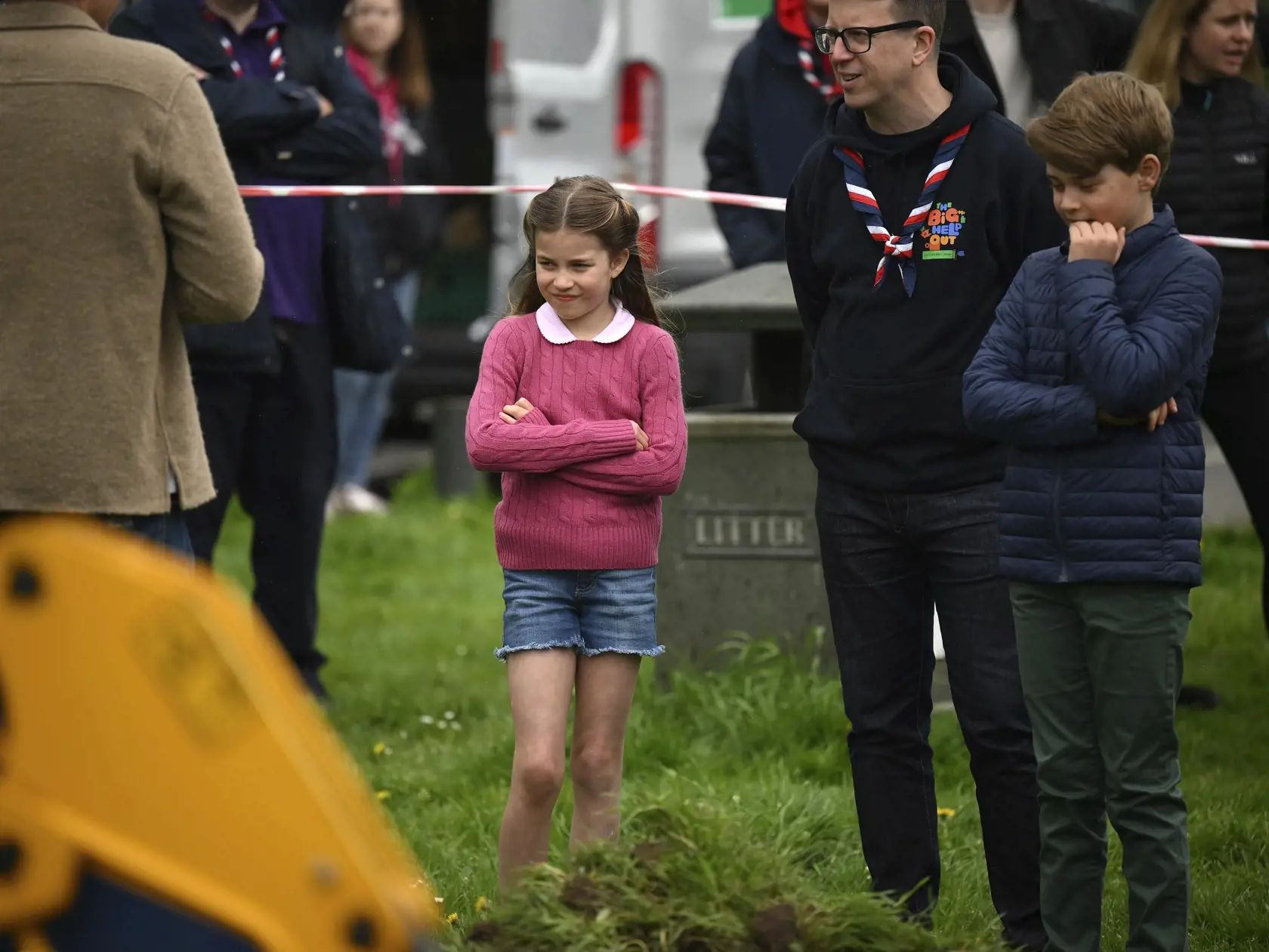 JB 60 Slough - Britská princezná Charlotte a princ George sa pozerajú na práce počas dňa "veľkej pomoci" v anglickom meste Slough 8. mája 2023. Korunovačné slávnosti v Británii pokračovali aj v pondelok, ktorý bol vyhlásený za štátny sviatok a bol venovaný dobrovoľníctvu. TASR o tom informuje podľa správ agentúry AFP a televízii Sky News a BBC. Po veľkolepej sobotňajšej korunovačnej ceremónii a nedeľňajšom koncerte a pouličných oslavách boli Briti vyzvaní, aby sa v pondelok pripojili k dňu "veľk