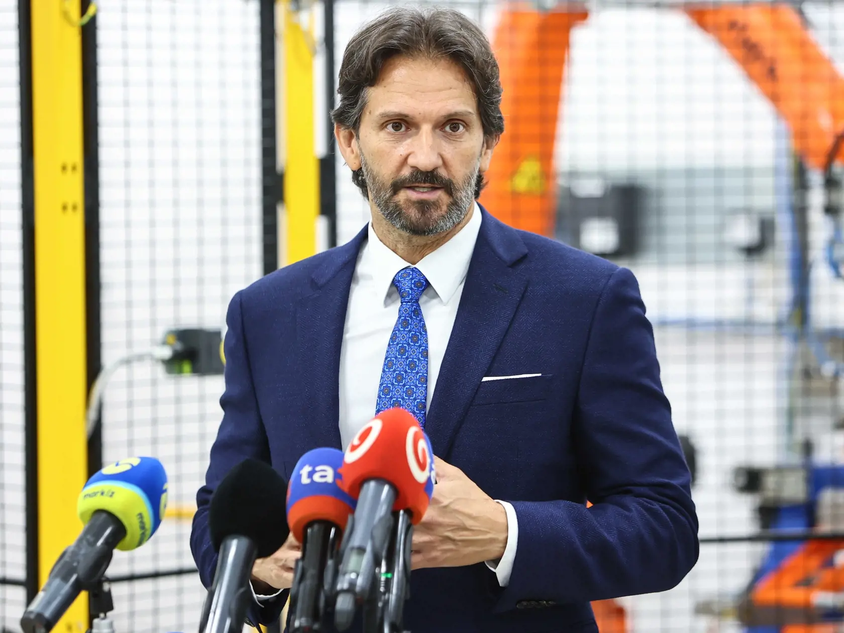 Na snímke minister obrany a podpredseda vlády SR Robert Kaliňák (Smer-SD) počas tlačovej konferencie k slávnostnému otvoreniu novej linky na plnenie munície od 81 mm do 122 mm vo Vojenskom opravárenskom podniku (VOP) v Novákoch v piatok 23. augusta 2024.