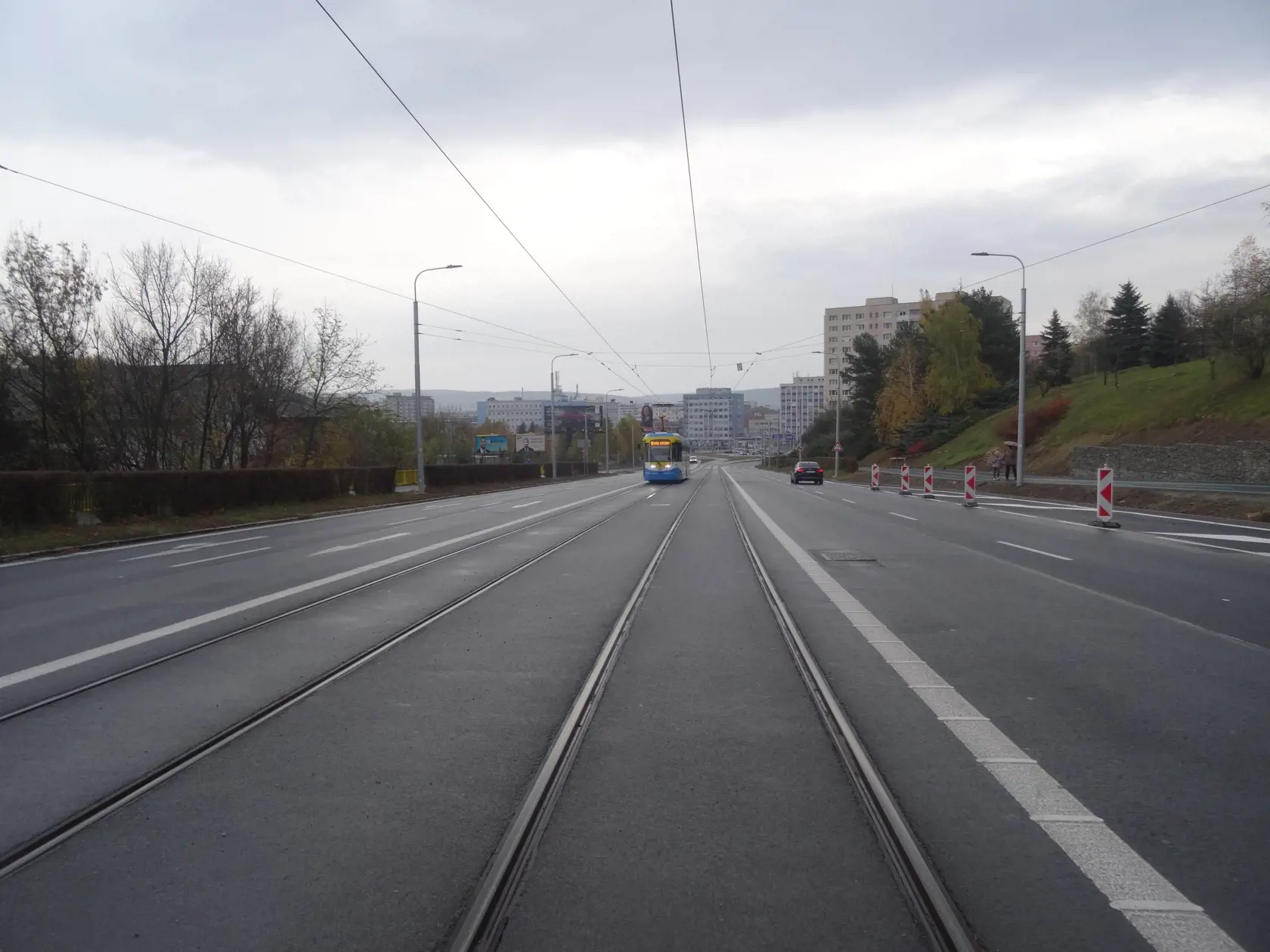 Na mieste, kde je na fotografii električka (ide opačným smerom) začala smrtiaca šestka naberať obrovskú rýchlosť.
