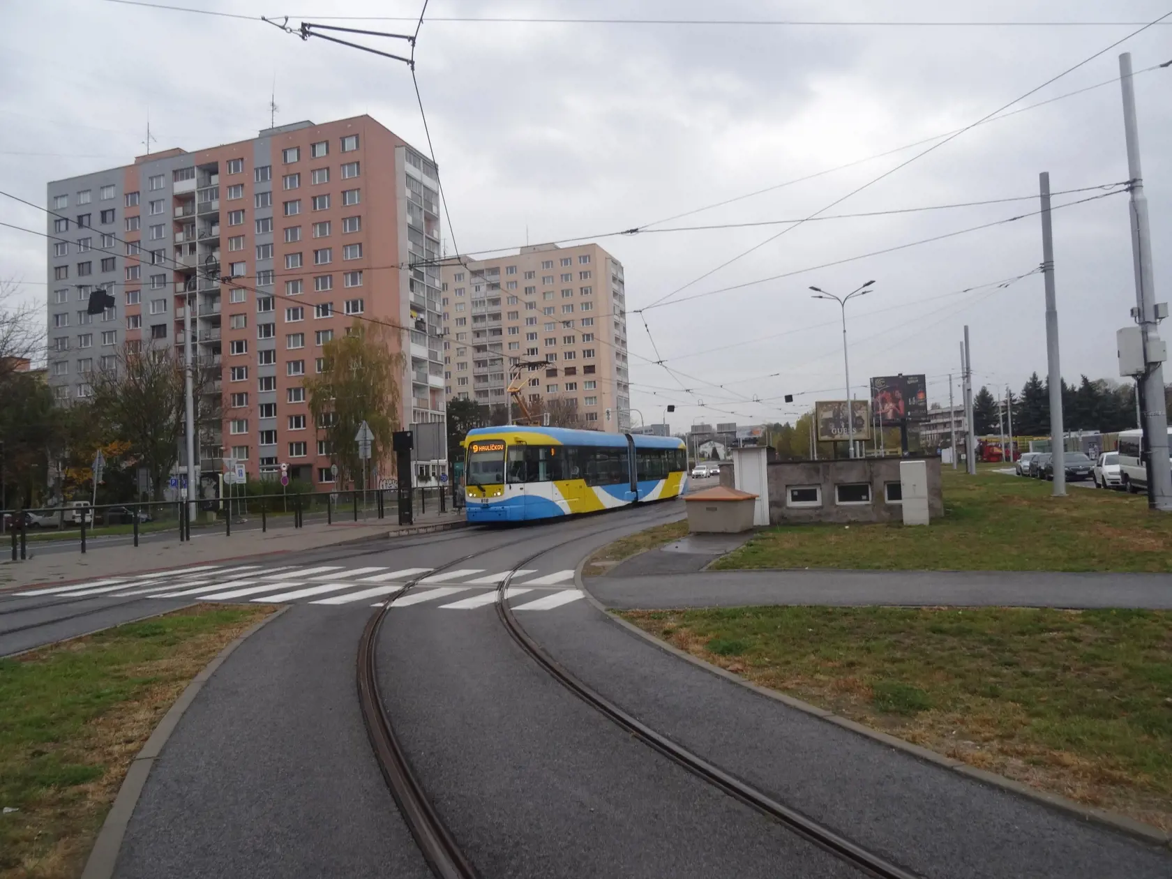 Riadna trasa električky vedie rovno, smrtiaca električka sa však na krížovaní koľajníc  prevrátila  a šmýkala sa po vedľajšom koľajisku cez cestu až takmer k blokom na Pajorovej ulici.