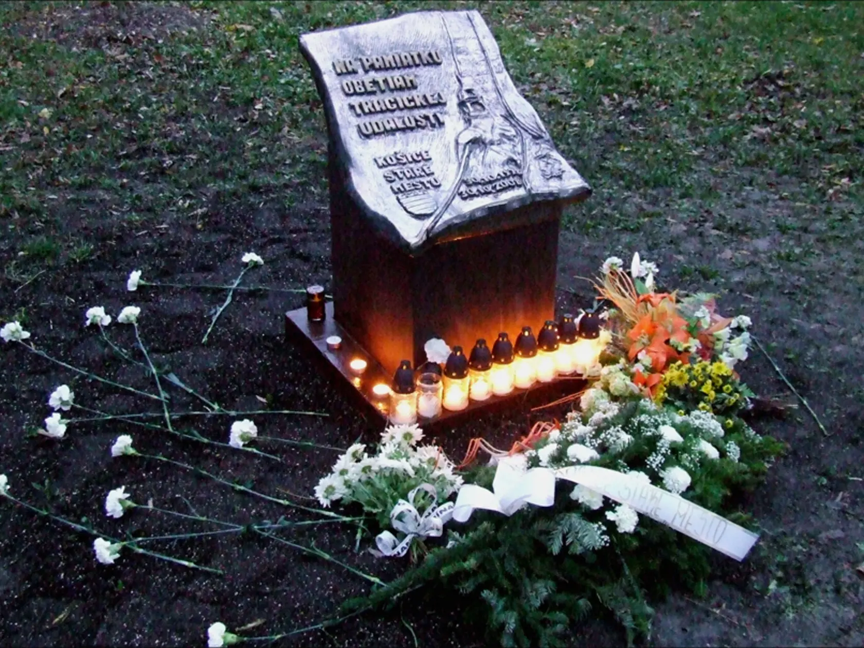 Na Festivalovom námestí, v parčíku odhalili 30. októbra 2008 symbolický pamätník obetiam jednej z najväčších tragédií v dejinách Košíc.