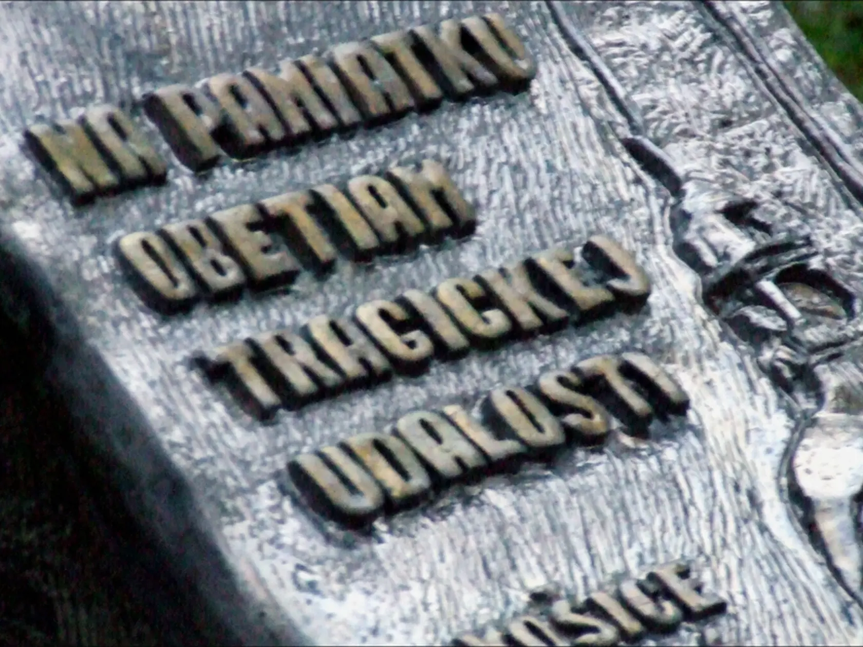 Autorom pamätníka je Zbigniew Nišponský-Gut. 