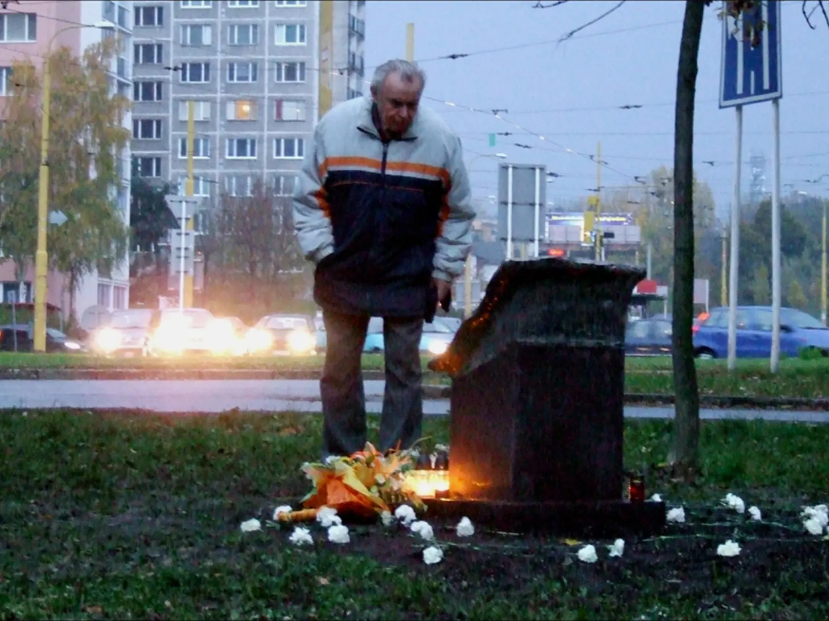 Pamätník obetiam nehody je vyhotovený z keramiky. Predstavuje zvlnenú rovinu, naklonenú pod uhlom 35 stupňov, znázorňujúcu miesto nešťastia, je tam veža Starej radnice, čas havárie 7, 20 hod. Svah rozdeľujú koľaje. Ľavá znázorňuje cestu do života, pravá, roztrhnutá, cestu do večnosti. Číslice šesť a deväť sú číslami električky a počtu obetí.