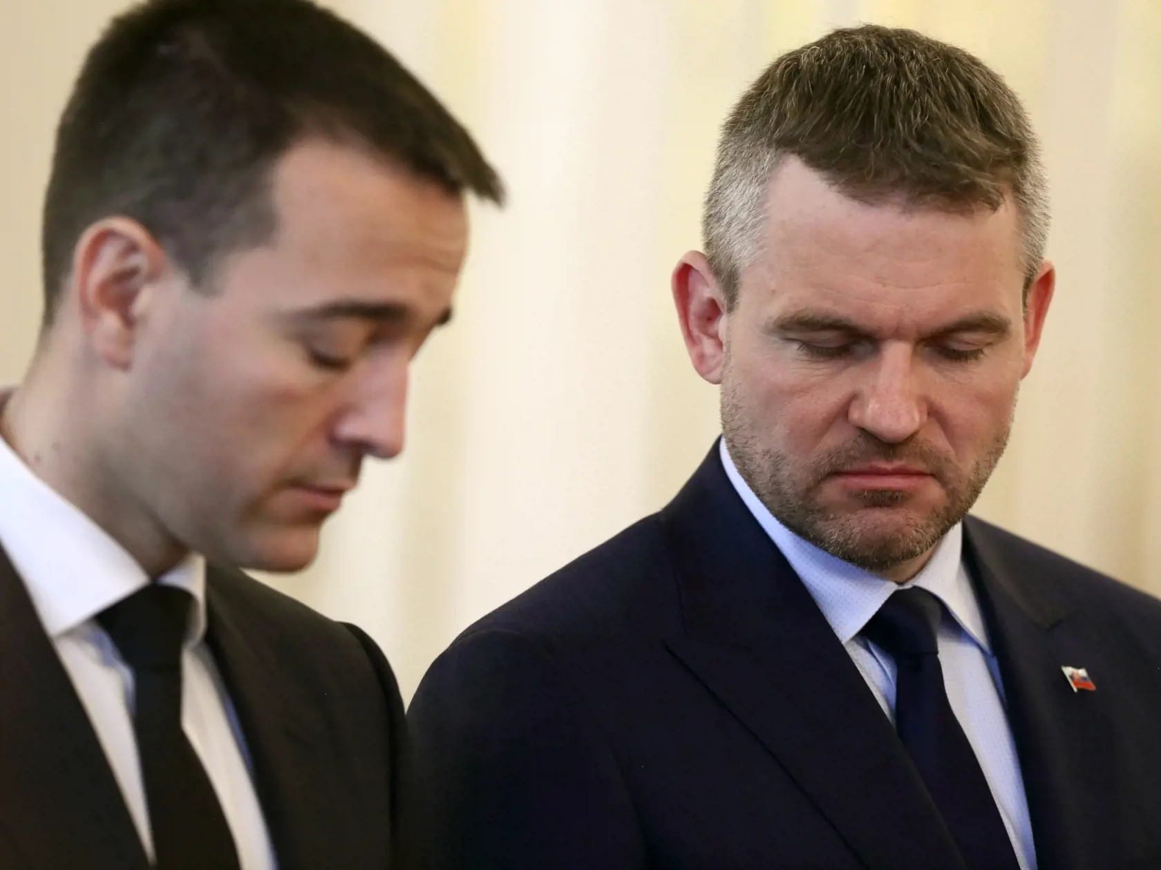 Na snímke minister vnútra Tomáš Drucker podáva demisu do rúk prezidenta SR.