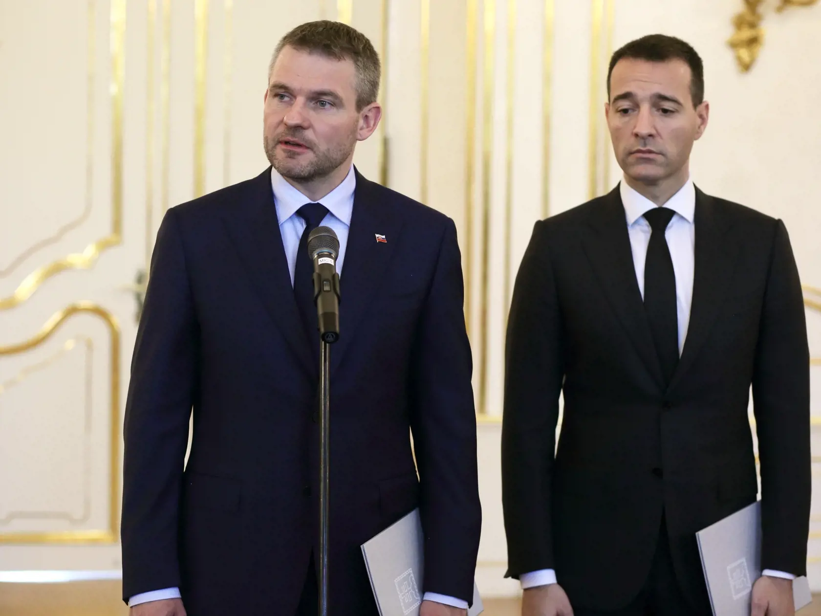 Na snímke minister vnútra Tomáš Drucker podáva demisu do rúk prezidenta SR.