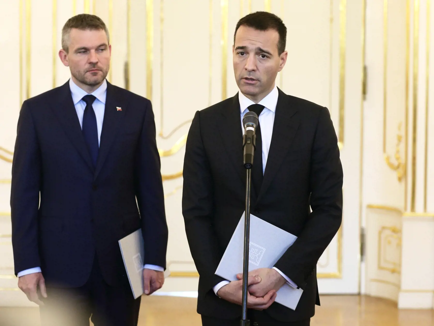 Na snímke minister vnútra Tomáš Drucker podáva demisu do rúk prezidenta SR.