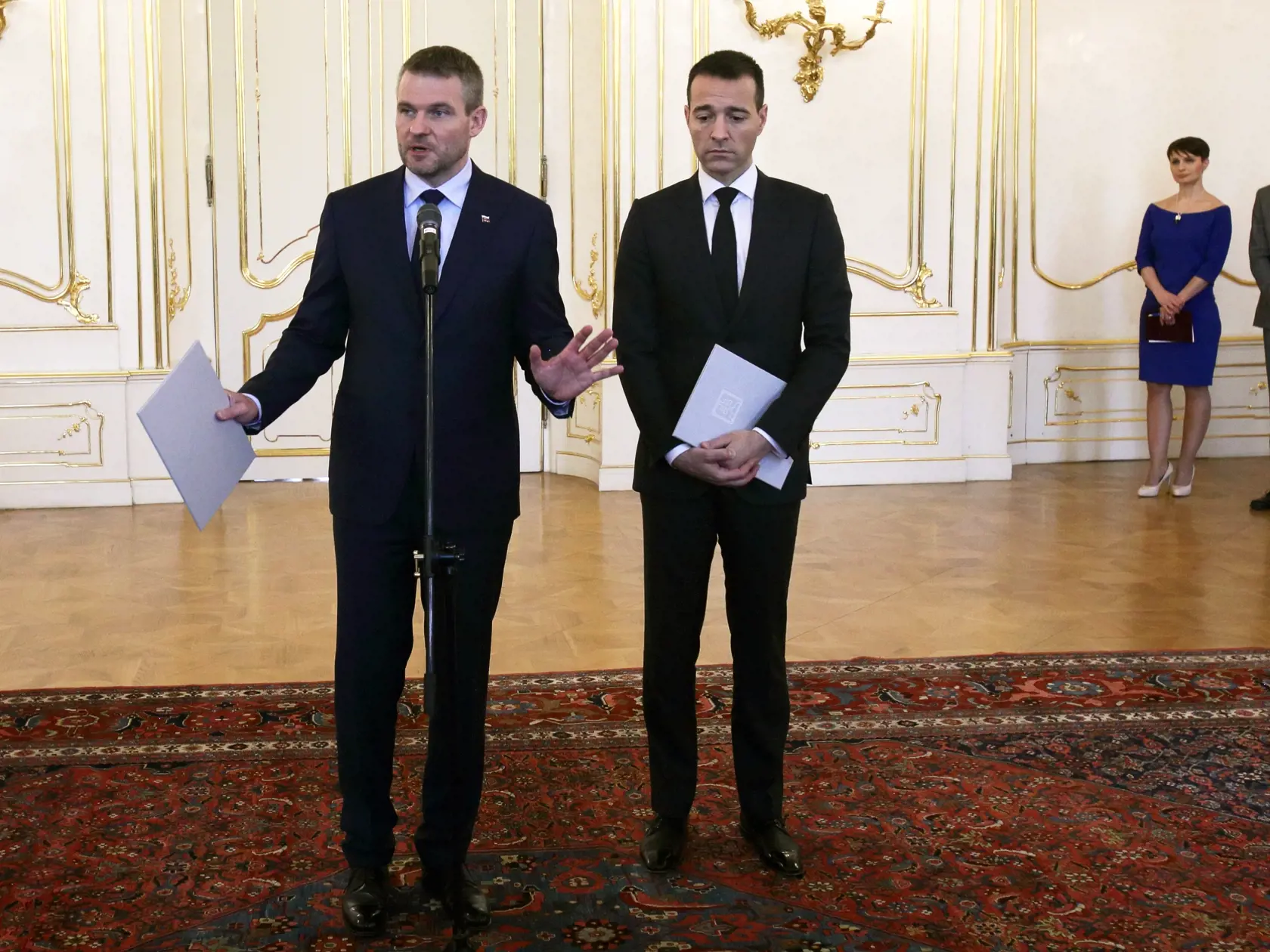 Na snímke minister vnútra Tomáš Drucker podáva demisu do rúk prezidenta SR.