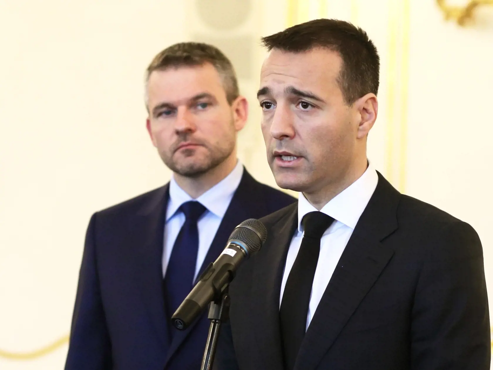 Na snímke minister vnútra Tomáš Drucker podáva demisu do rúk prezidenta SR.