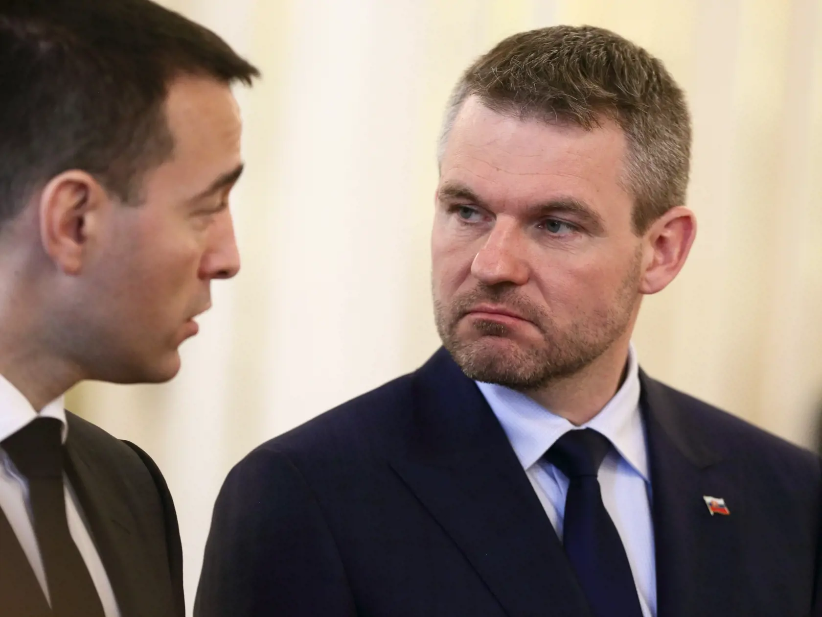Na snímke minister vnútra Tomáš Drucker podáva demisu do rúk prezidenta SR.