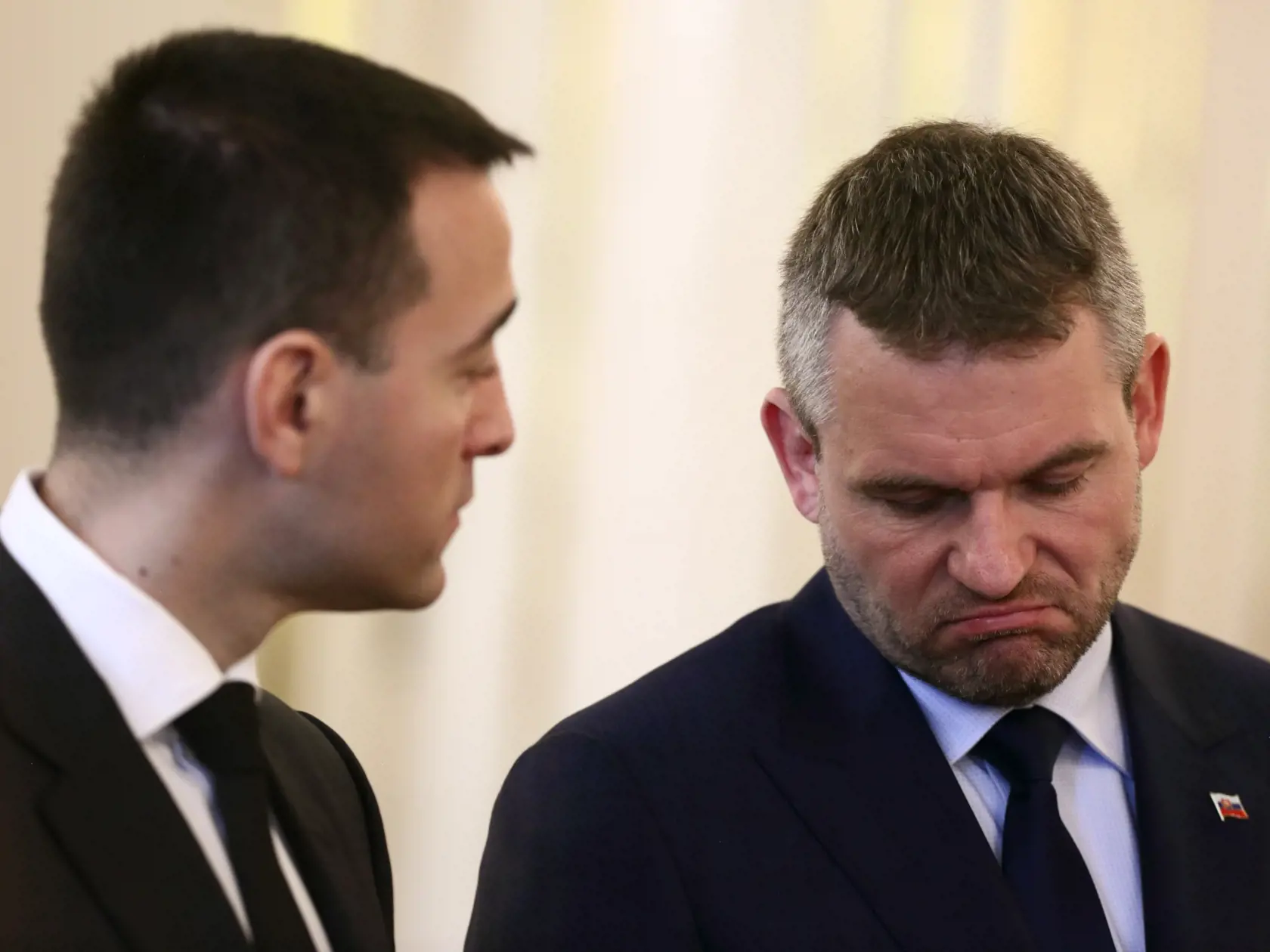 Na snímke minister vnútra Tomáš Drucker podáva demisu do rúk prezidenta SR.