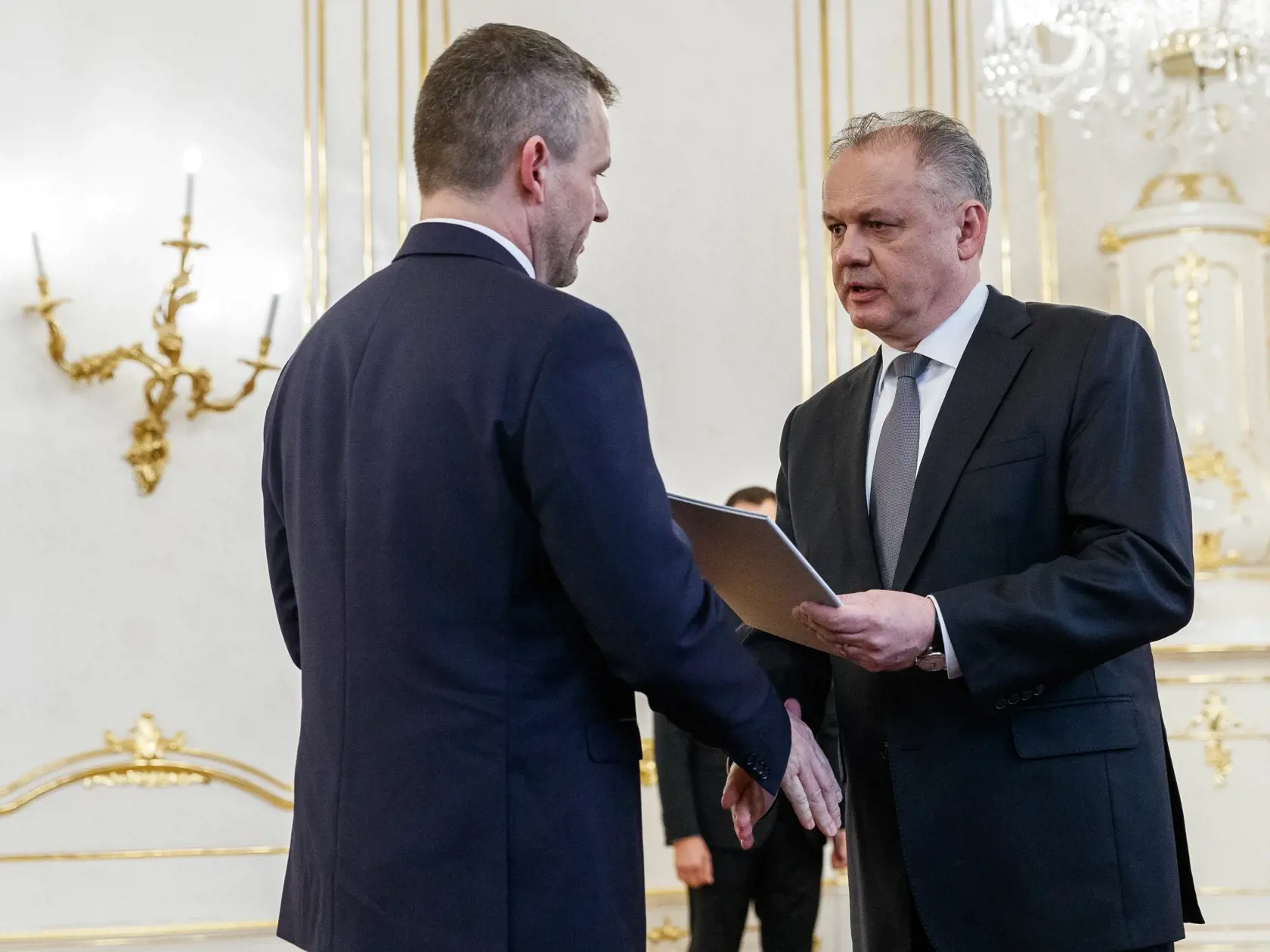 Prezident Andrej Kiska prijal v Prezidentskom paláci demisiu z rúk predsedu Vlády Slovenskej republiky Roberta Fica a zároveň poveril Petra Pellegriniho zostavením novej vlády.