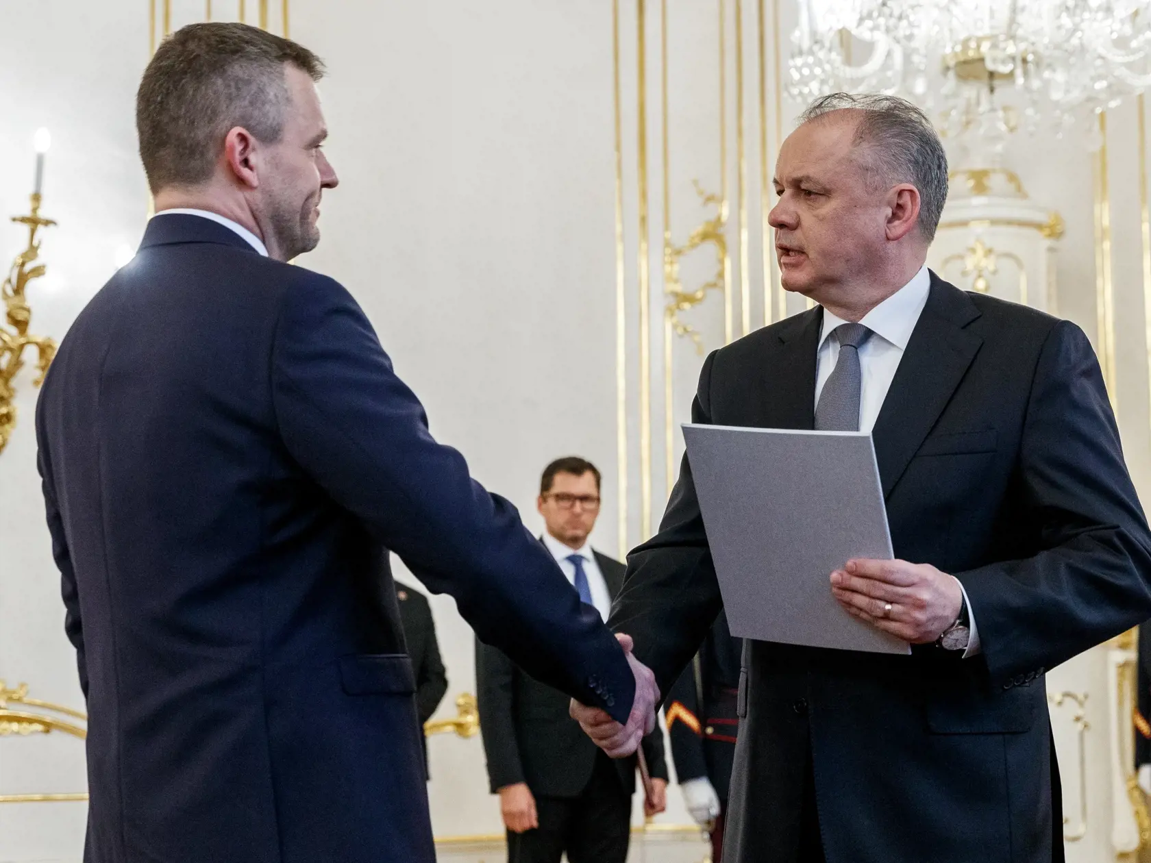 Prezident Andrej Kiska prijal v Prezidentskom paláci demisiu z rúk predsedu Vlády Slovenskej republiky Roberta Fica a zároveň poveril Petra Pellegriniho zostavením novej vlády.
