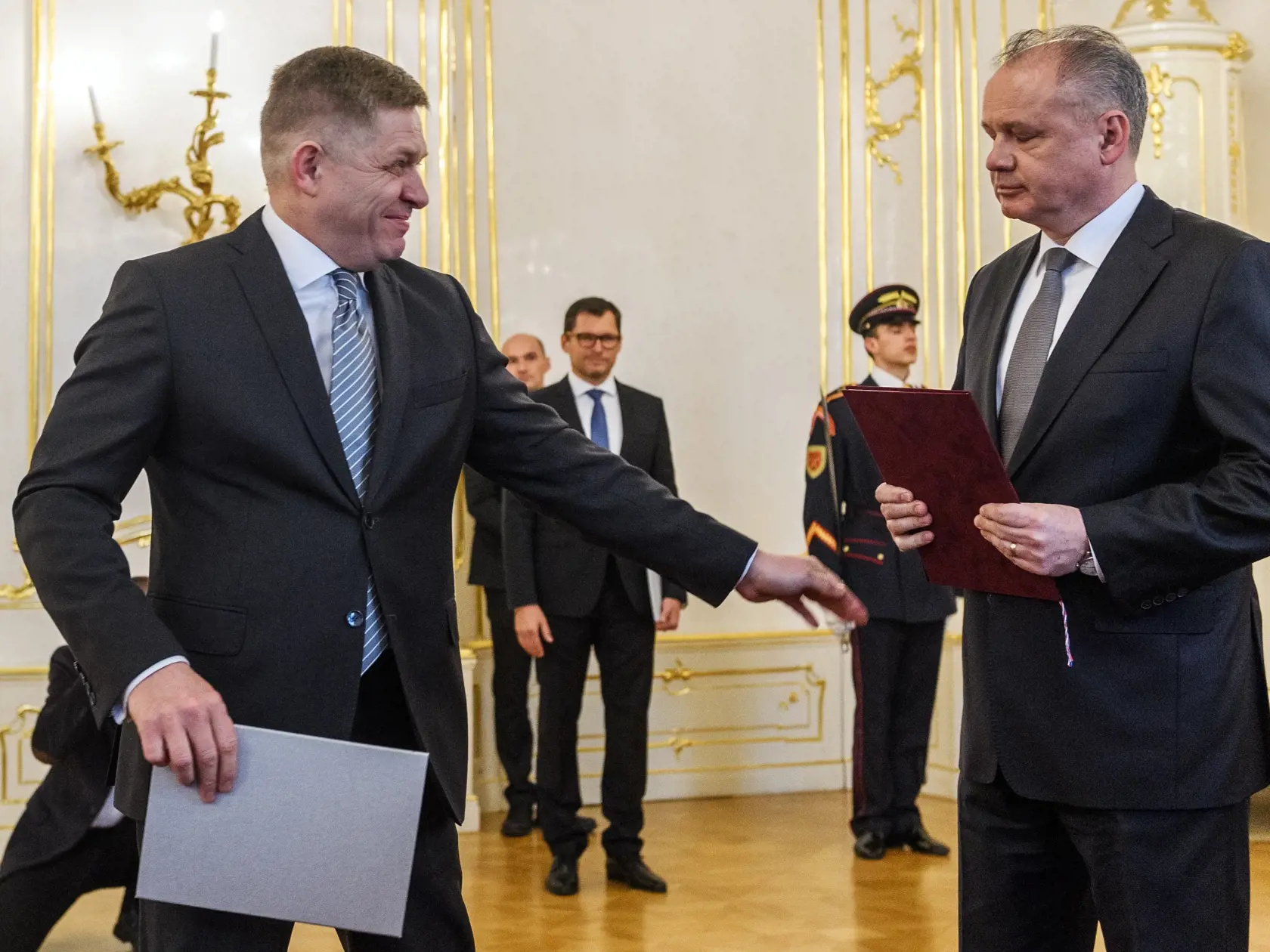 Prezident Andrej Kiska prijal v Prezidentskom paláci demisiu z rúk predsedu Vlády Slovenskej republiky Roberta Fica a zároveň poveril Petra Pellegriniho zostavením novej vlády.