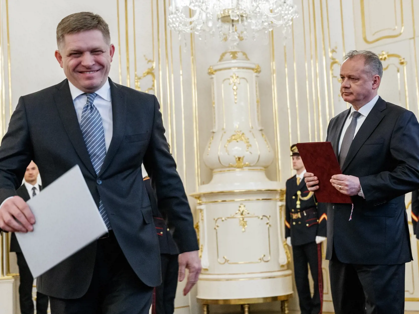 Prezident Andrej Kiska prijal v Prezidentskom paláci demisiu z rúk predsedu Vlády Slovenskej republiky Roberta Fica a zároveň poveril Petra Pellegriniho zostavením novej vlády.