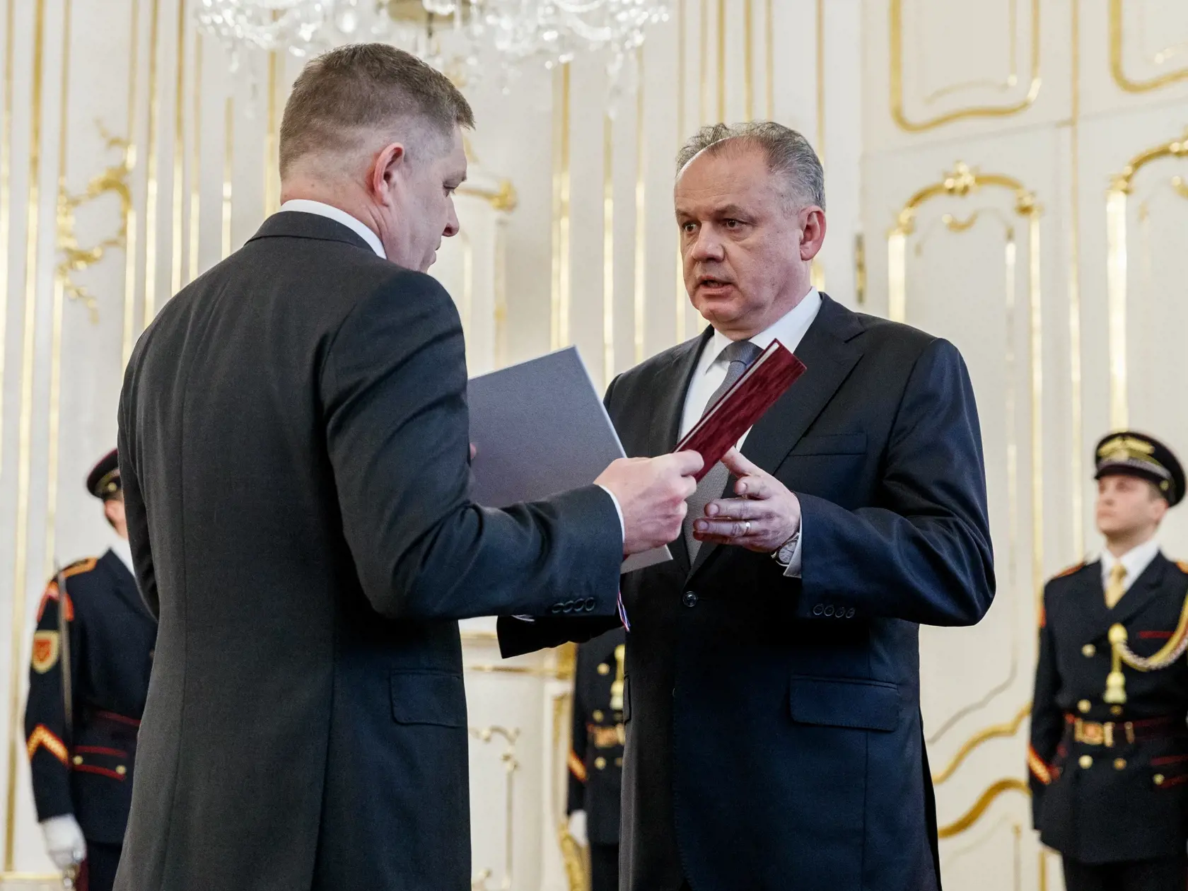 Prezident Andrej Kiska prijal v Prezidentskom paláci demisiu z rúk predsedu Vlády Slovenskej republiky Roberta Fica a zároveň poveril Petra Pellegriniho zostavením novej vlády.