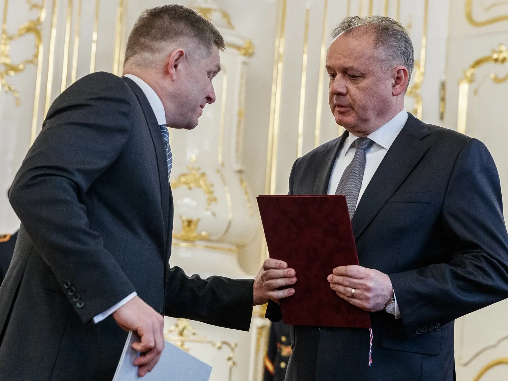 Prezident Andrej Kiska prijal v Prezidentskom paláci demisiu z rúk predsedu Vlády Slovenskej republiky Roberta Fica a zároveň poveril Petra Pellegriniho zostavením novej vlády.