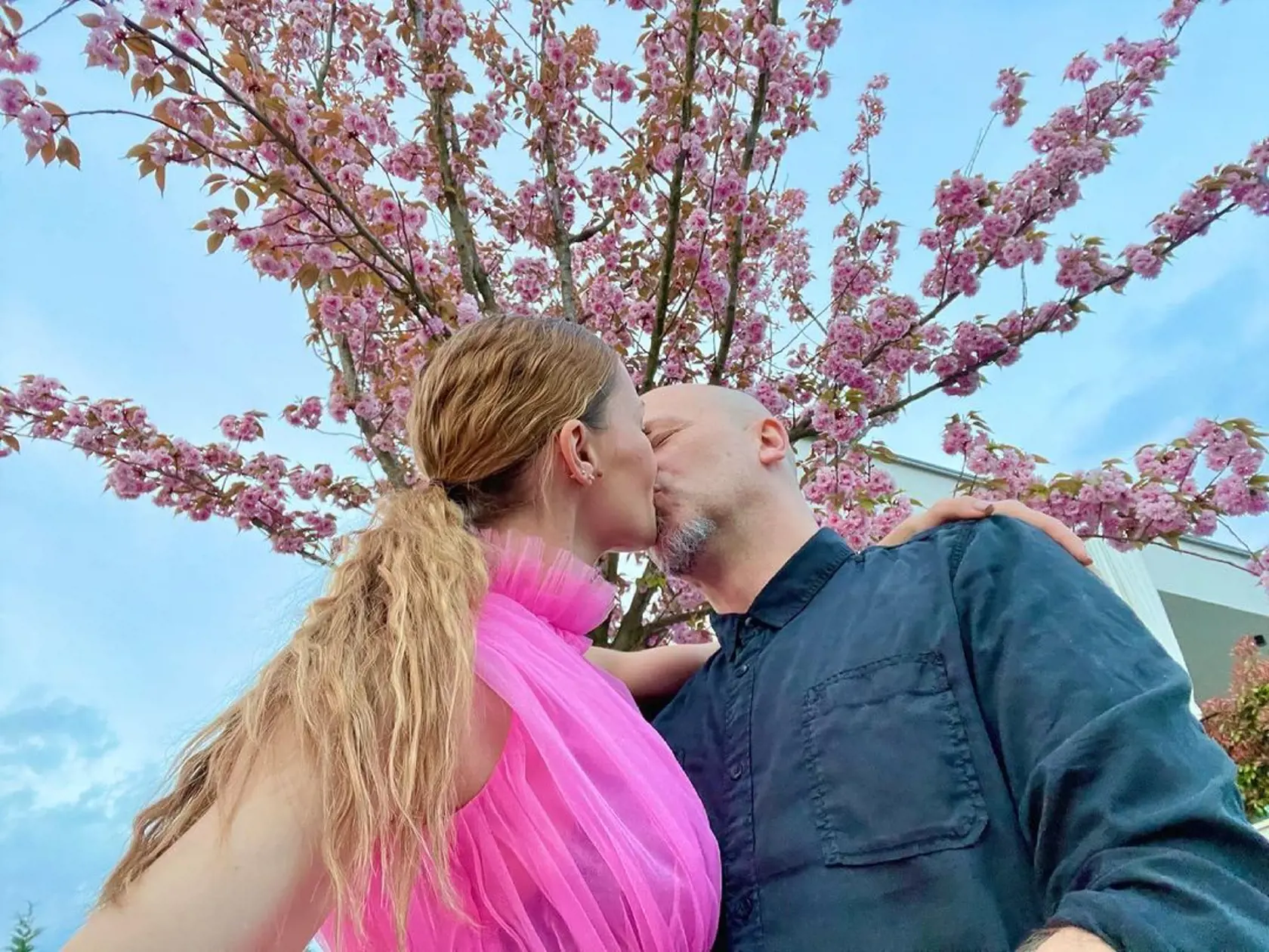 "Ďakujem za Teba aj za tuto nádhernú čerešňu na našej záhrade..." Poďakovala Mária manželovi.